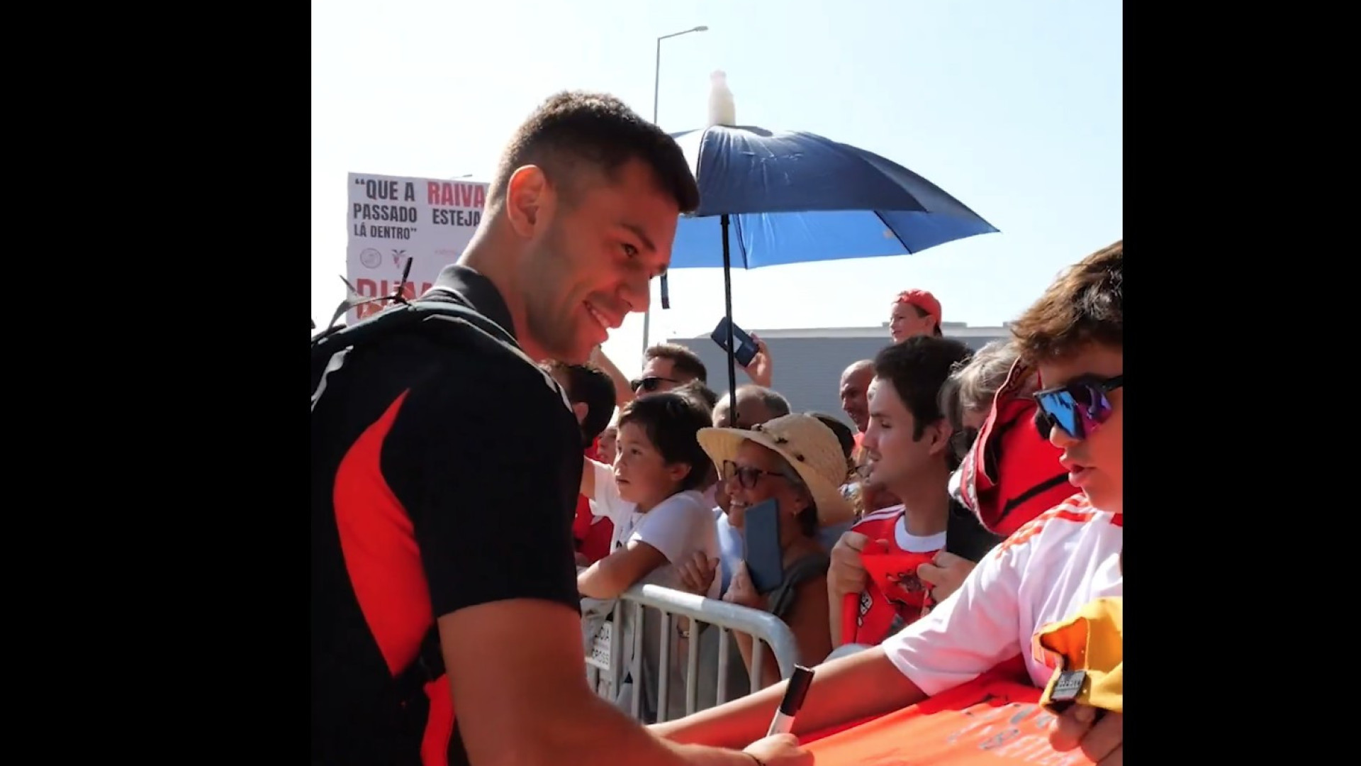 Autógrafos, fotografias e muitos adeptos. Eis a chegada do Benfica a Nice