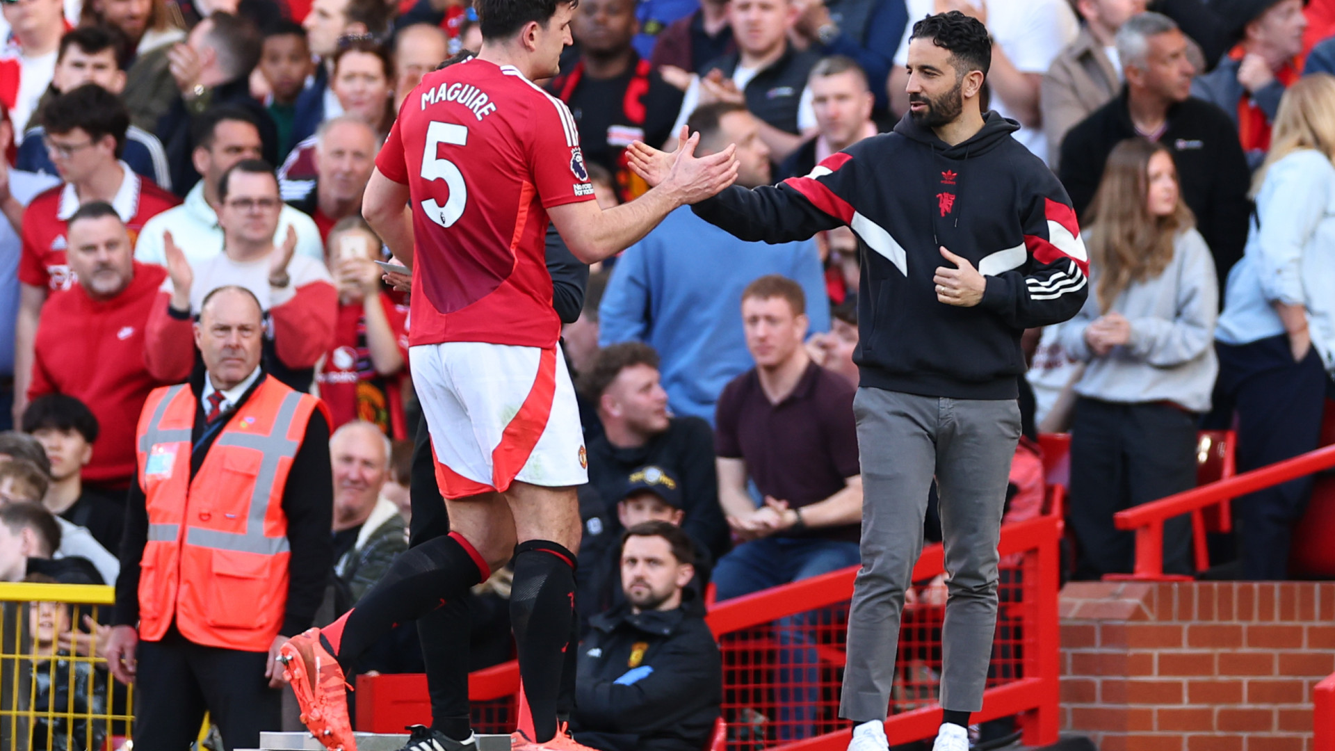 Maguire coloca 'pressão' em Amorim no United: 