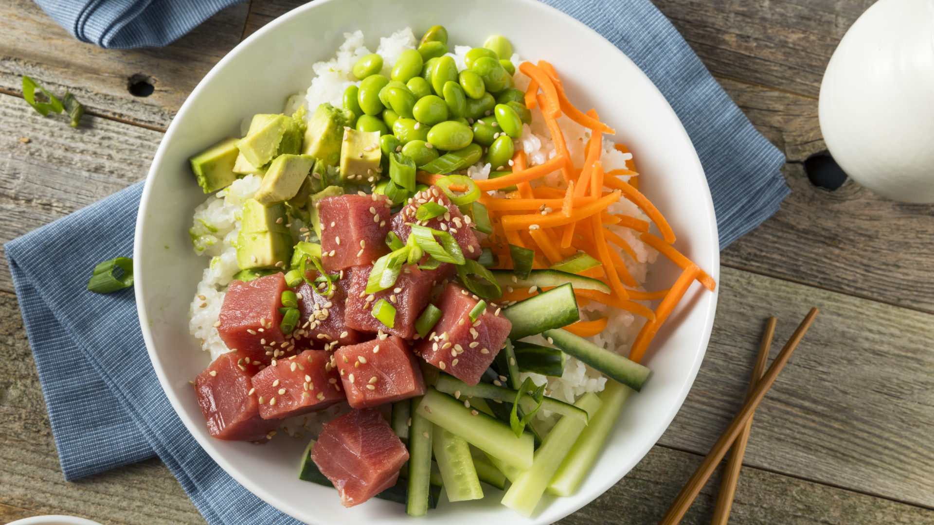 Almoço fresco para o trabalho ou praia? Experimente esta poke bowl