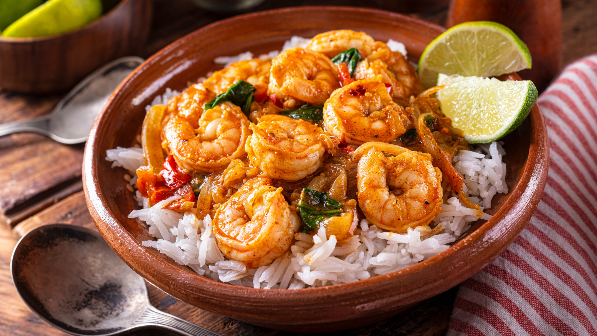 Sem ideias para jantar? Experimente este caril de gambas de Jamie Oliver