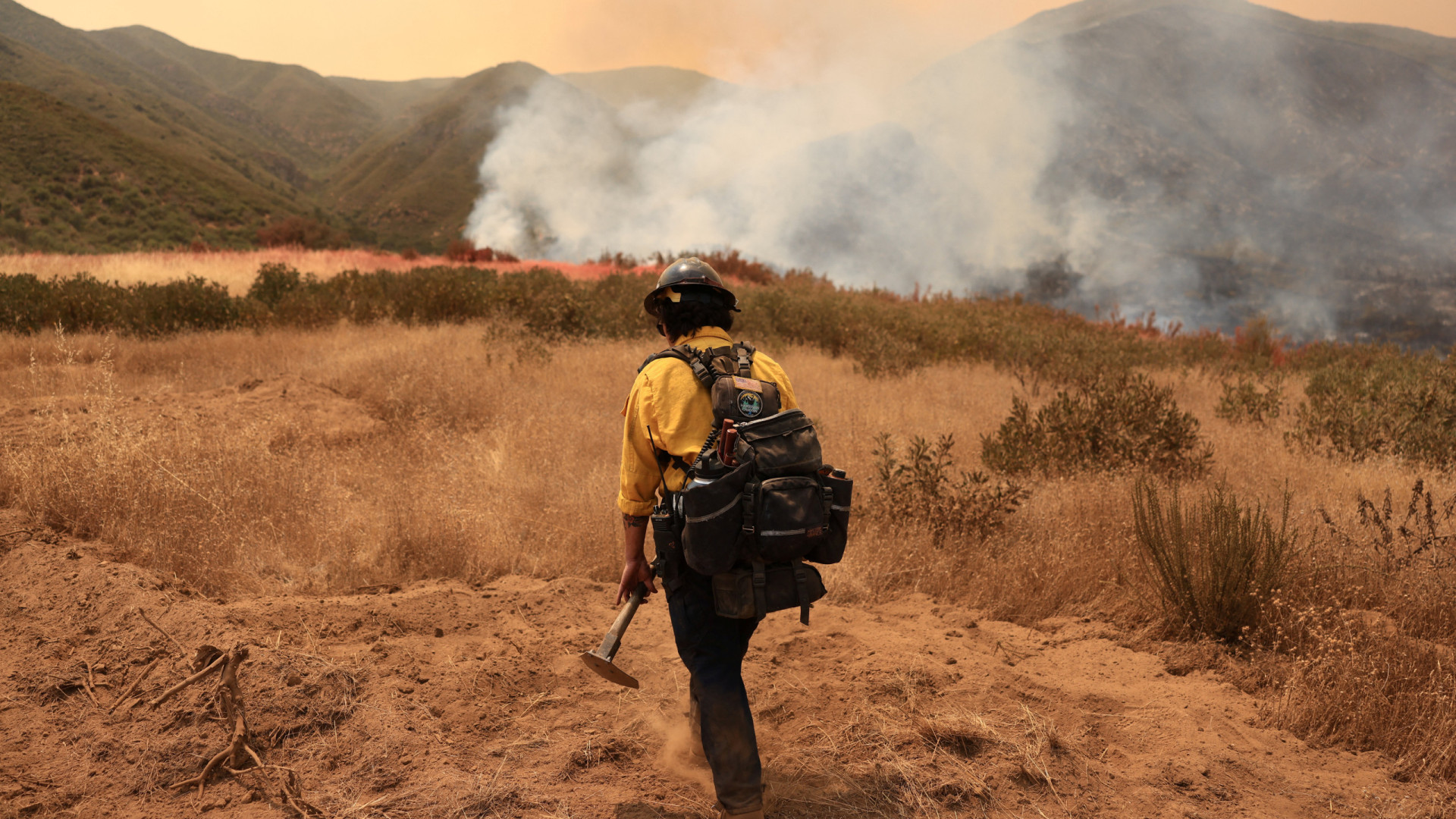 Maior incêndio do ano na Califórnia ameaça habitações e causa 4 feridos