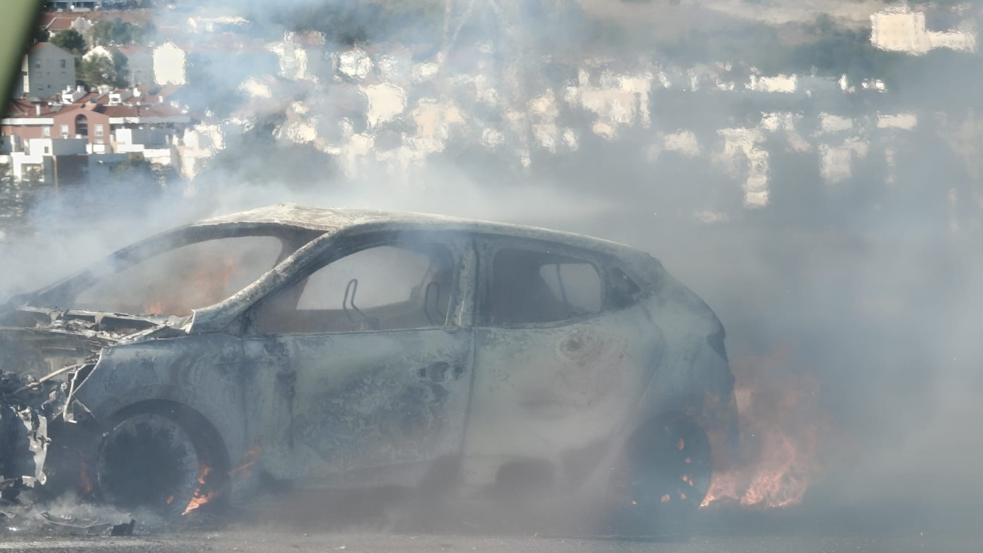 Carro arde na A1 depois das portagens de Alverca