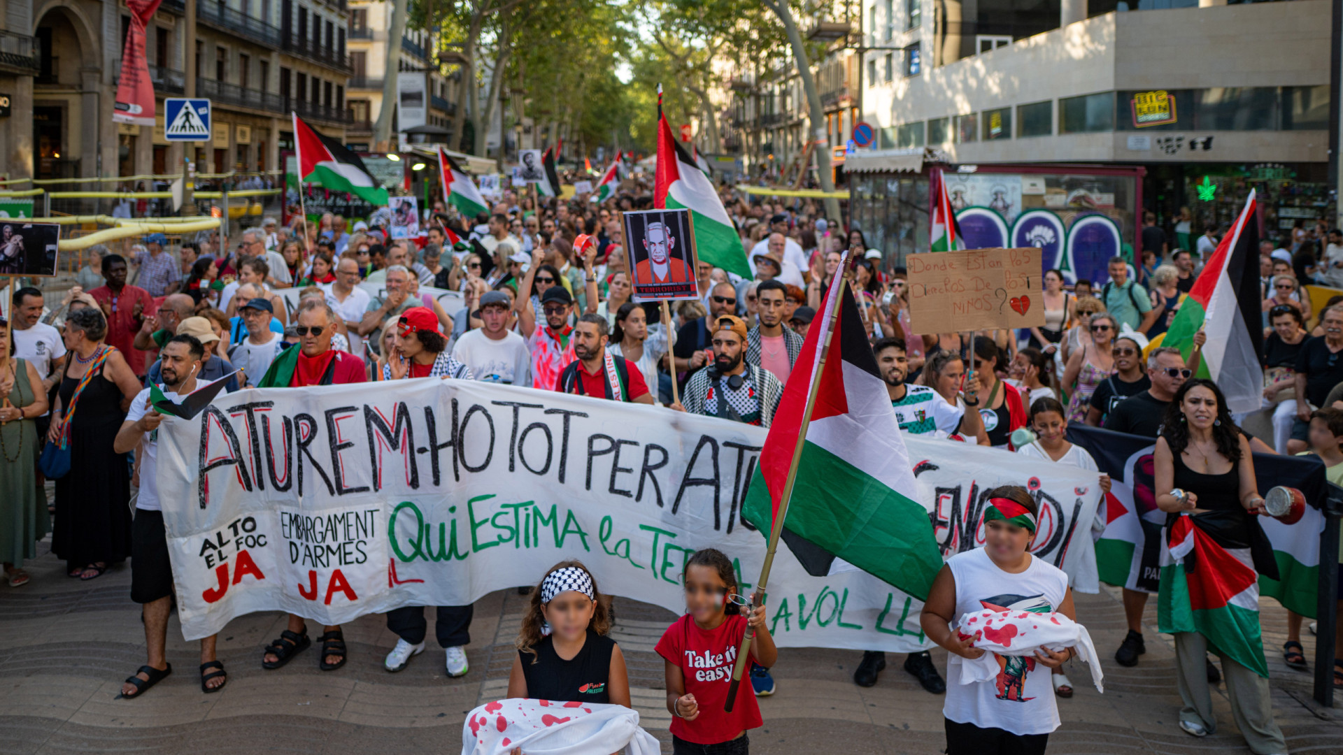 Ativistas leem em Barcelona 18 mil nomes de crianças mortas em Gaza