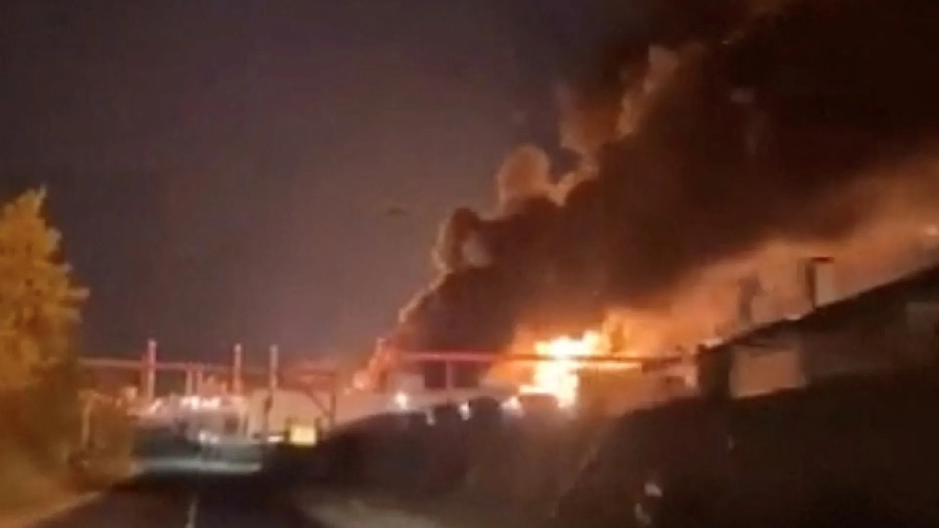 
                    Forças de Kyiv atacam refinaria de Riazán a 200 quilómetros de Moscovo
                