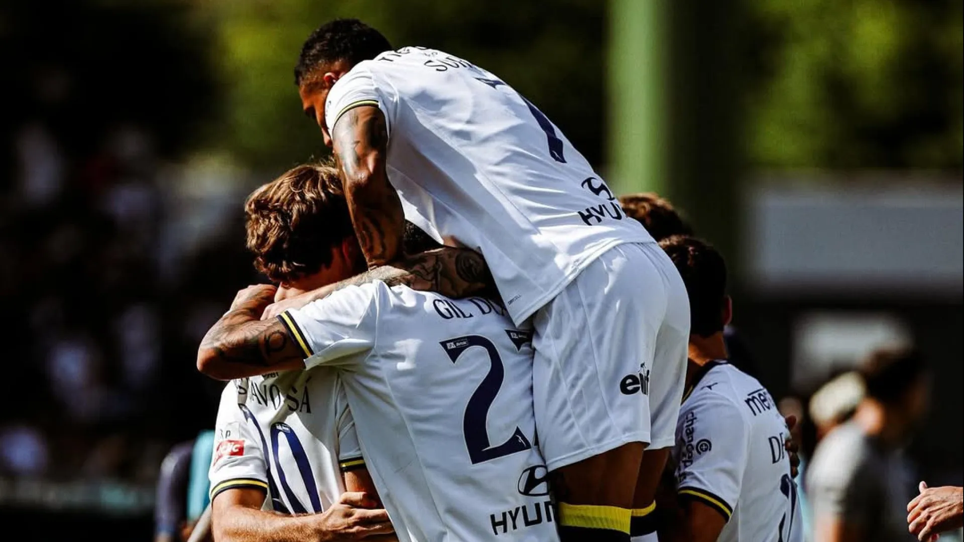 Famalicão cumpre ante o Nacional. Arouca surpreende e vence o Moreirense