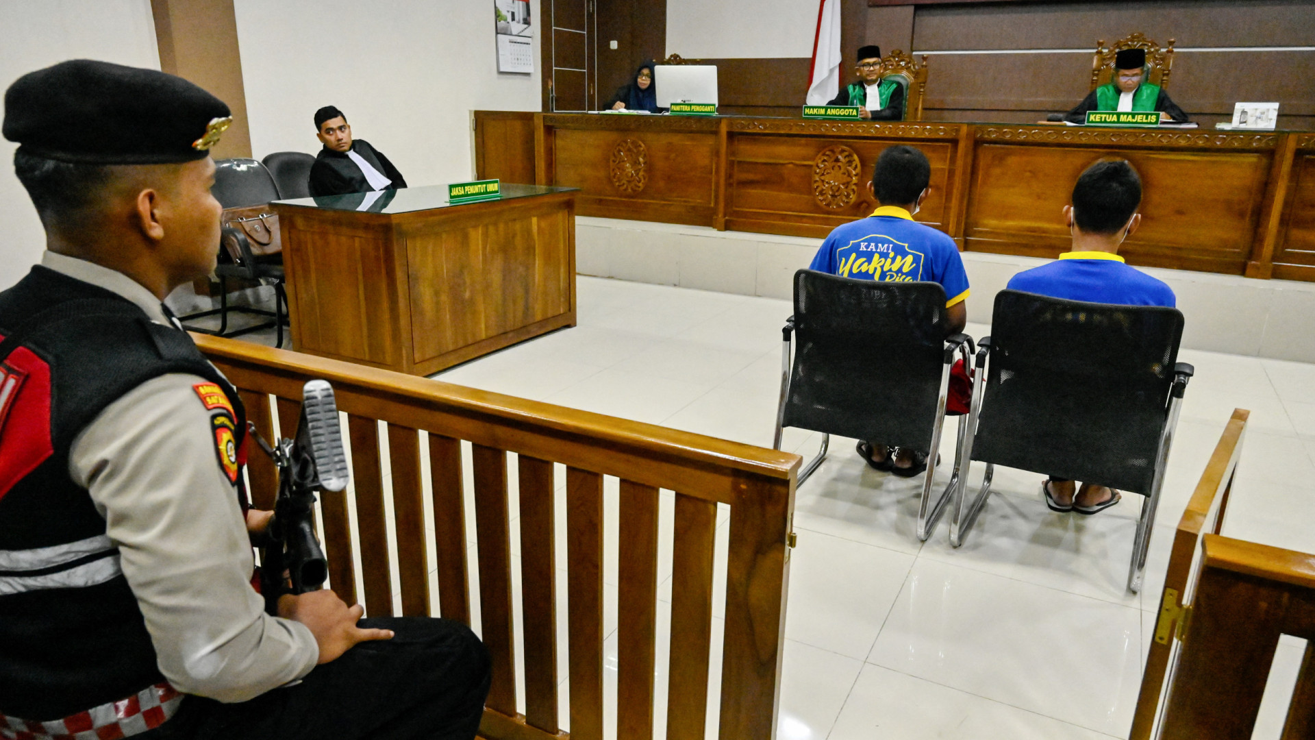 Indonésia condena dois jovens a 80 chicotadas por homossexualidade
