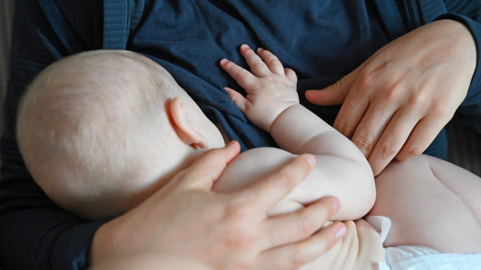 Portugalske asociacije kritizirajo vladni predlog o omejitvi dojenja