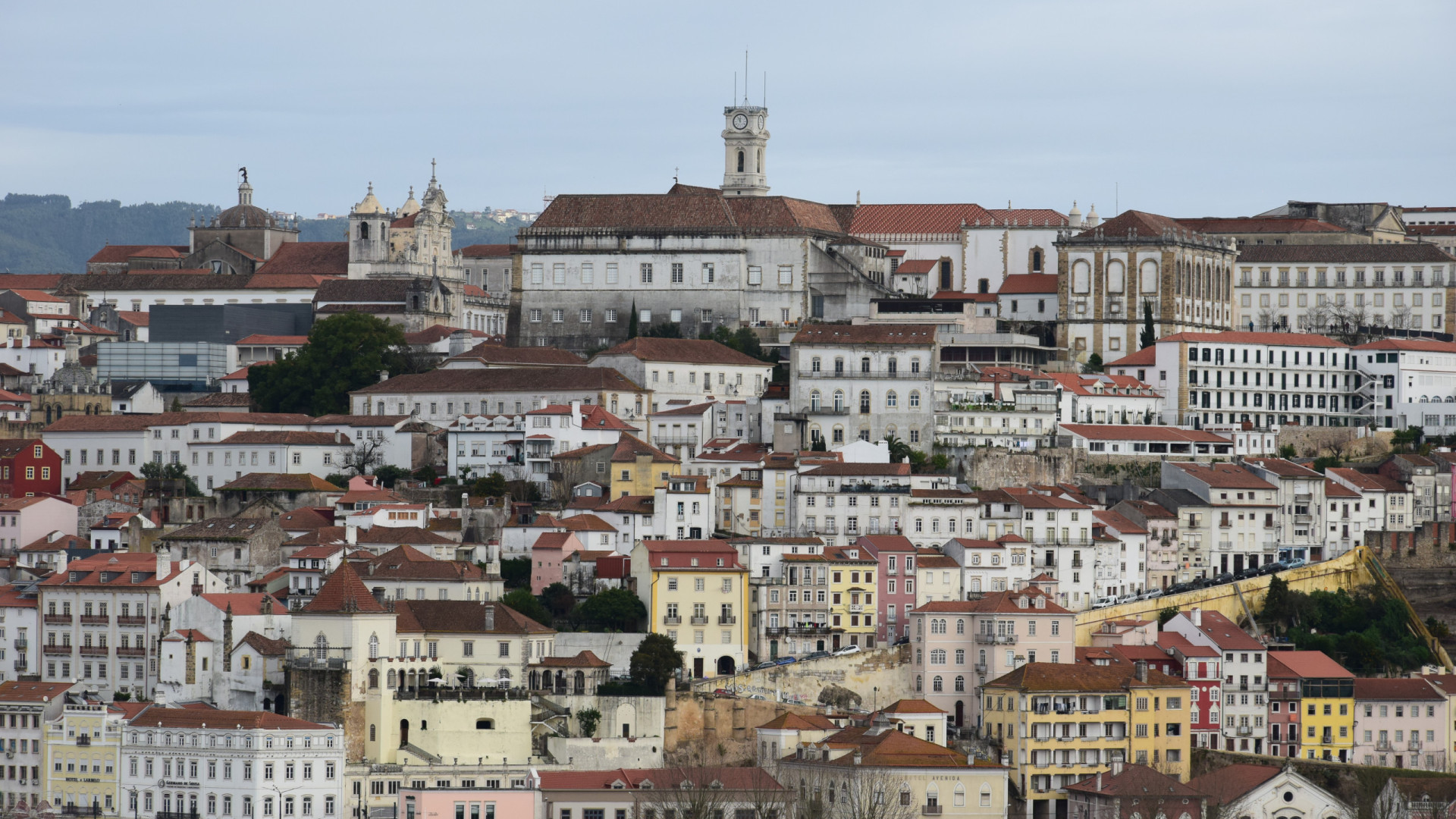 Mulher encontrada morta na Baixa de Coimbra. PJ investiga