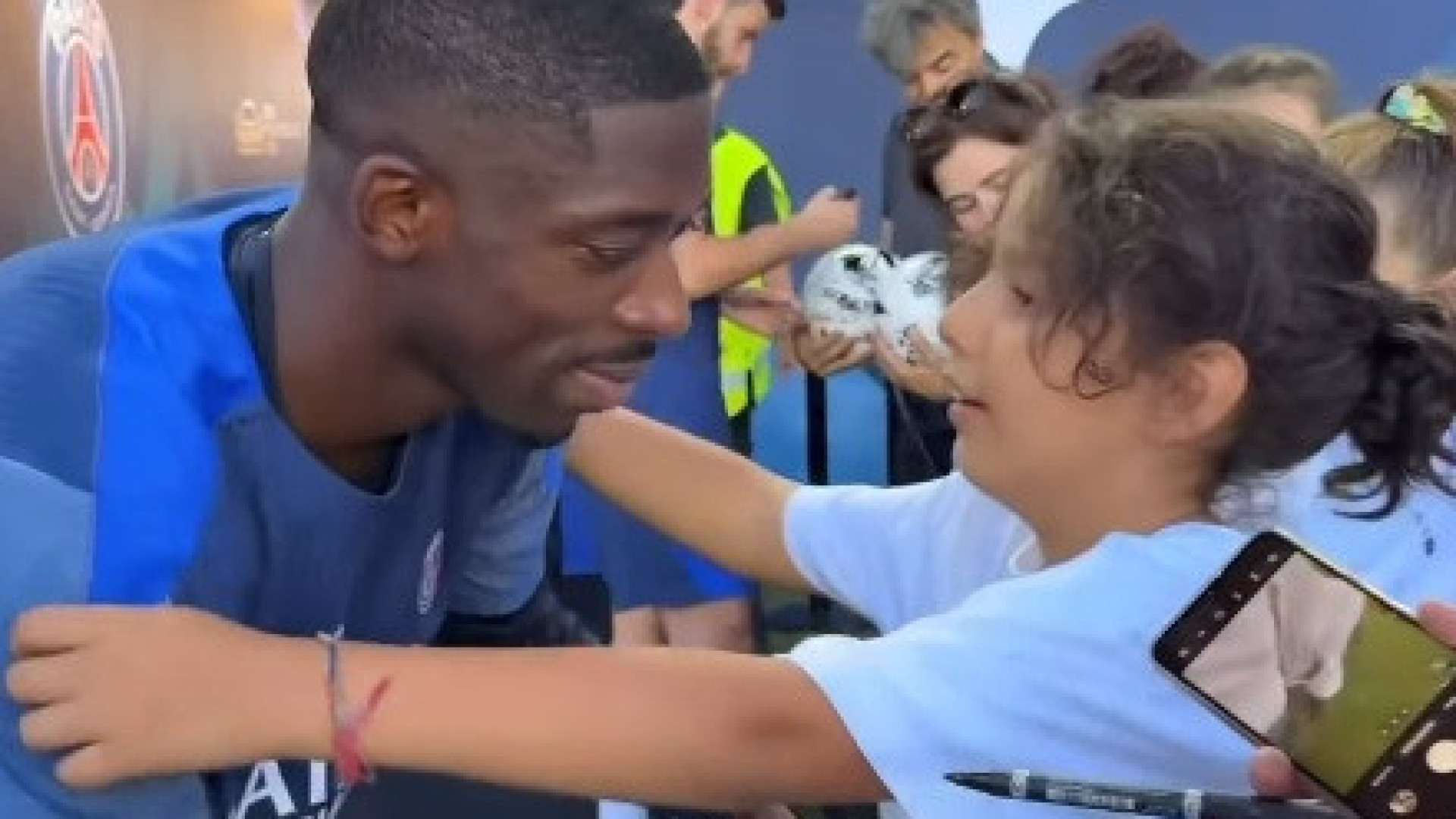 Jogadores do PSG surpreendem jovens com estes gestos 