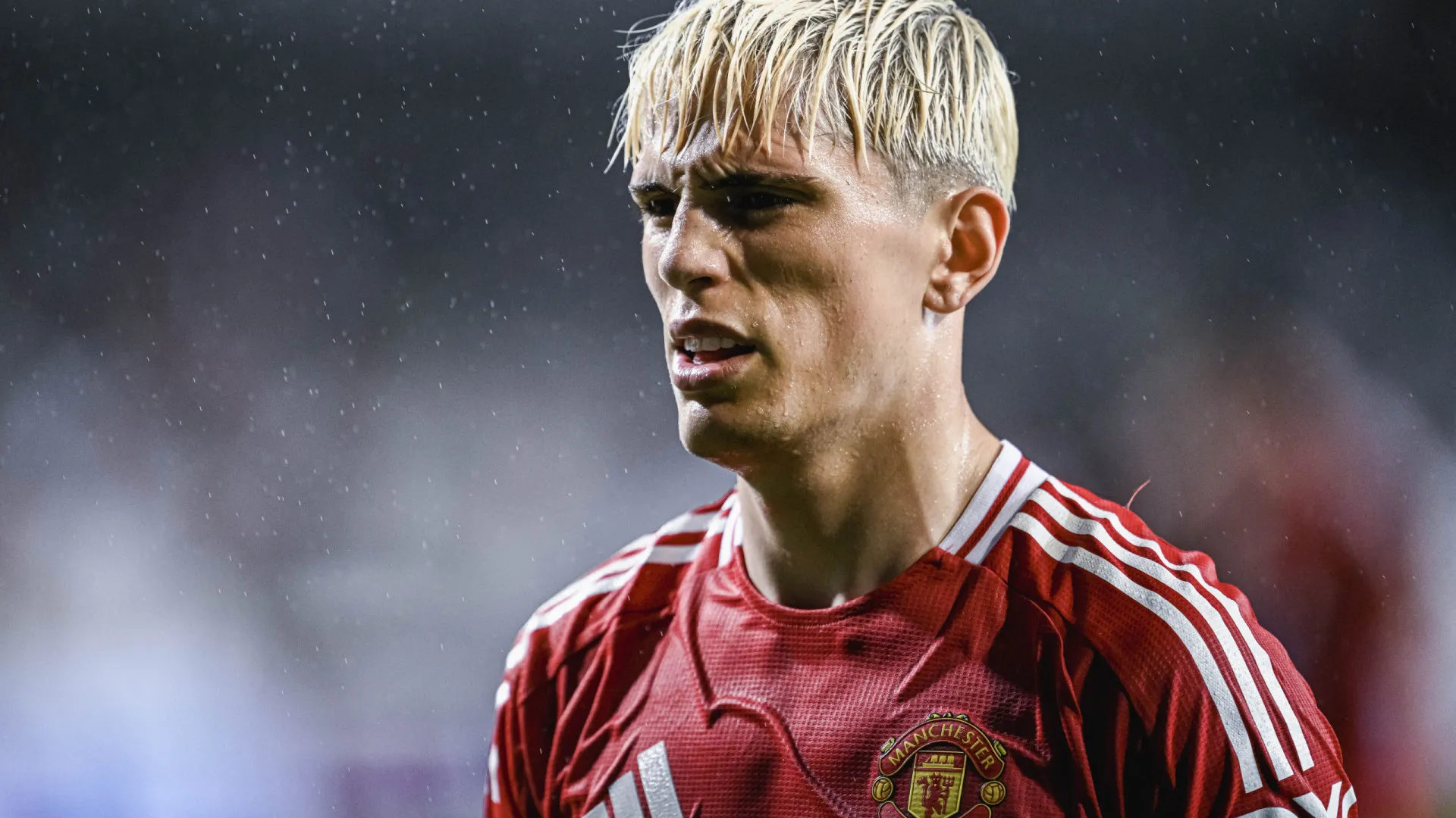 
                    Ruben Amorim livra-se de problema e envia 'proscrito' para o Chelsea
                