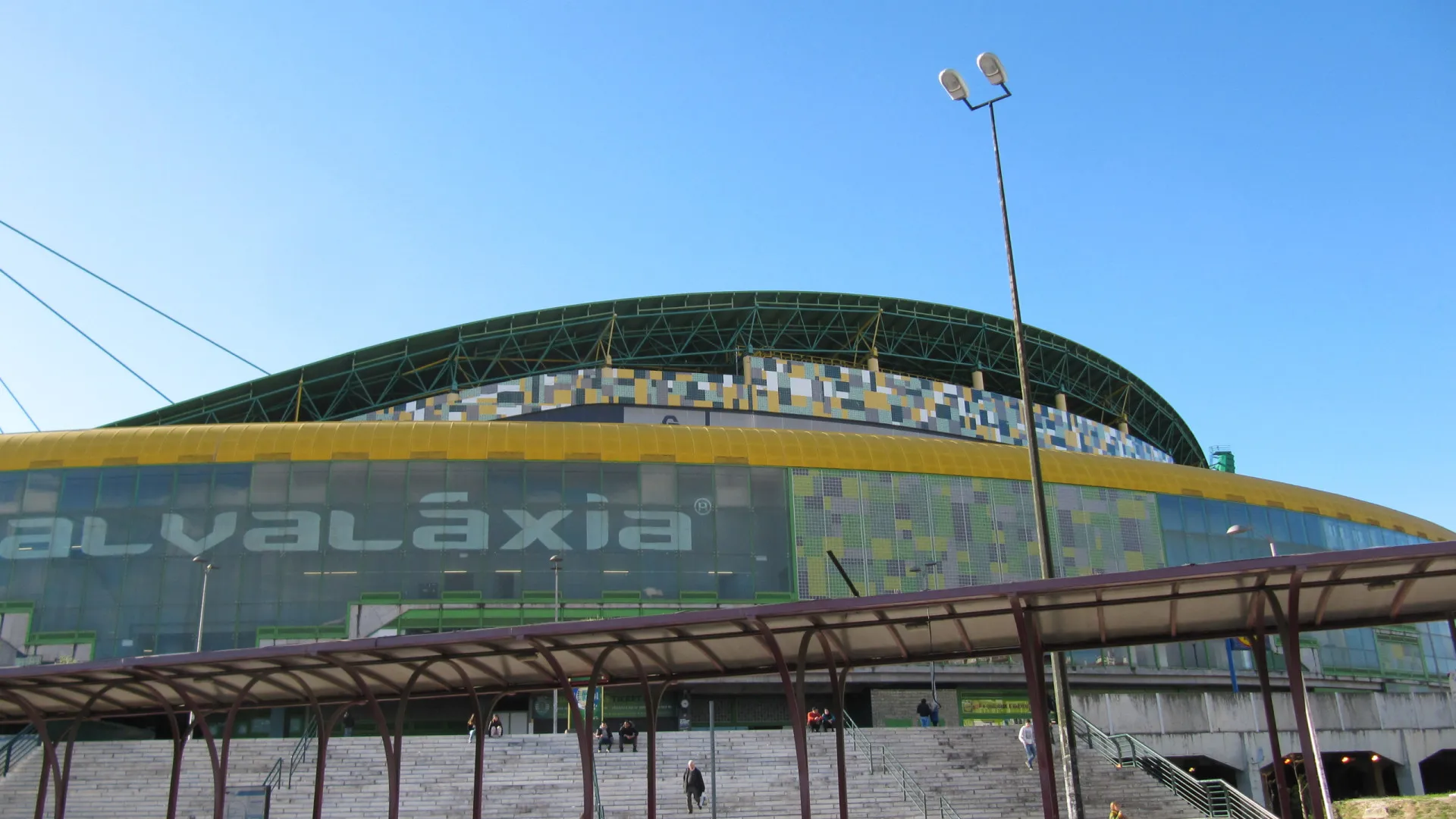 
                    Moradores pedem esclarecimento à IGAC sobre fecho de cinemas Alvaláxia
                