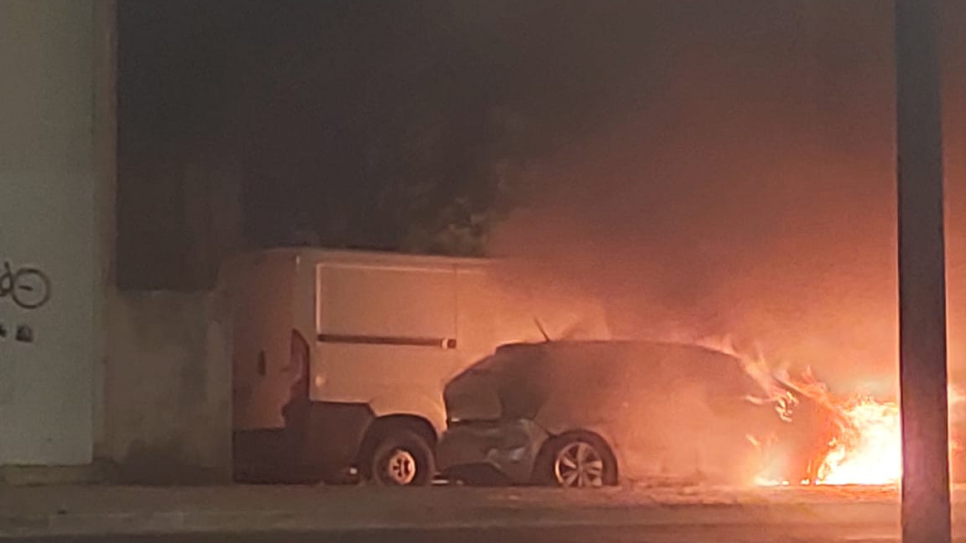 Fogo em carrinha e carro combatido por bombeiros em Marvila