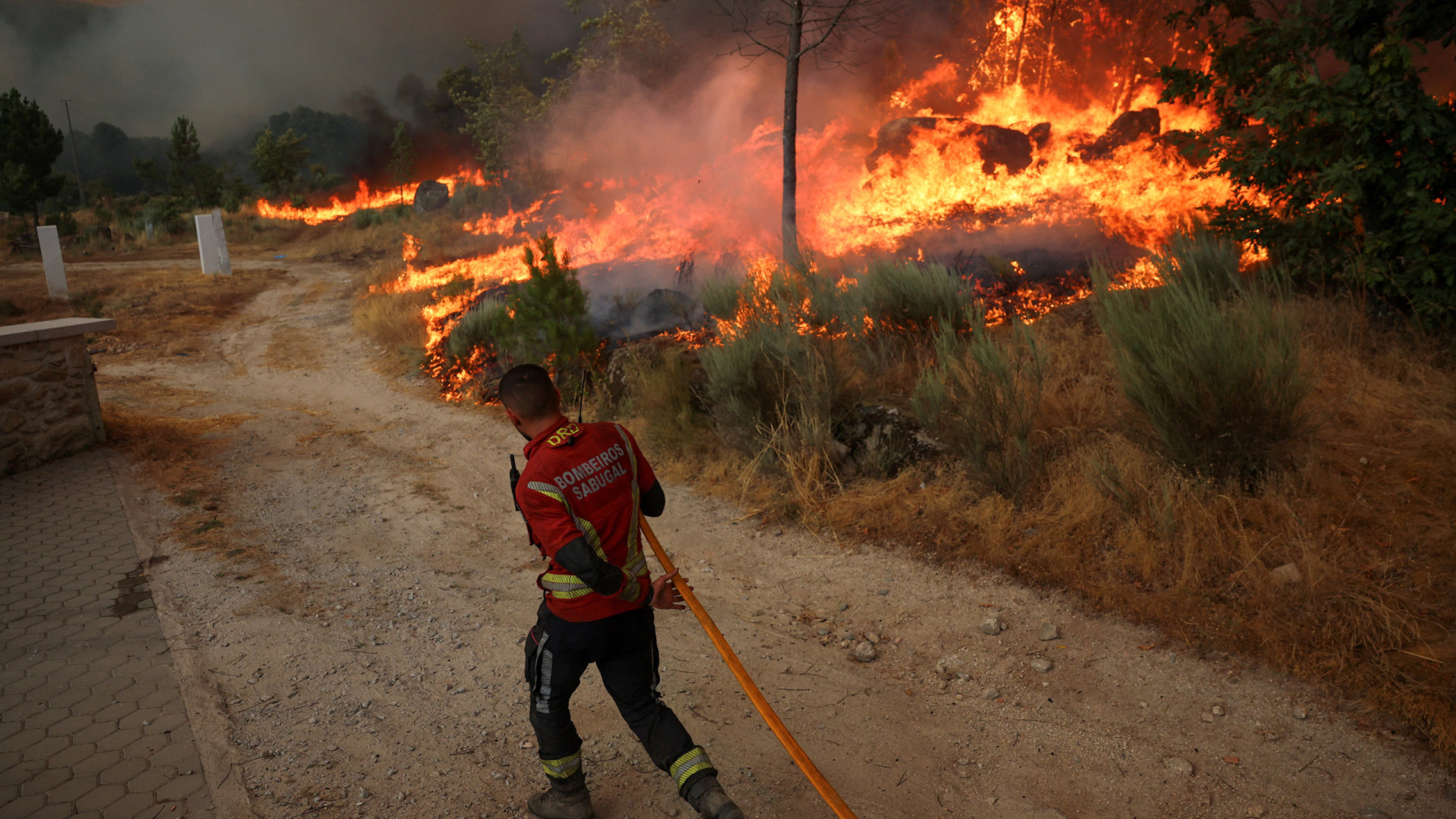 AO MINUTO: Ex-autarca morre em incêndio; Portugal pede 4 Canadair