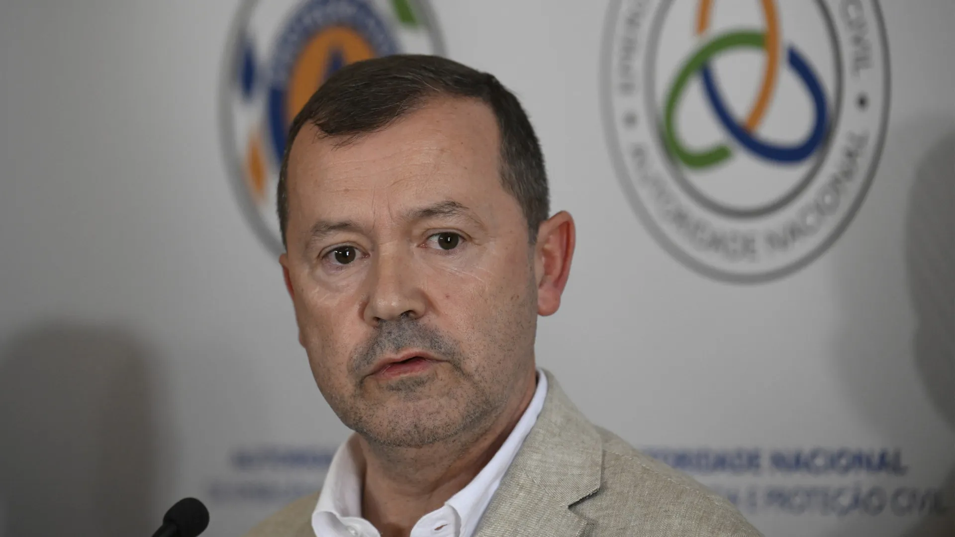 
                    Incêndios: Governo considera 