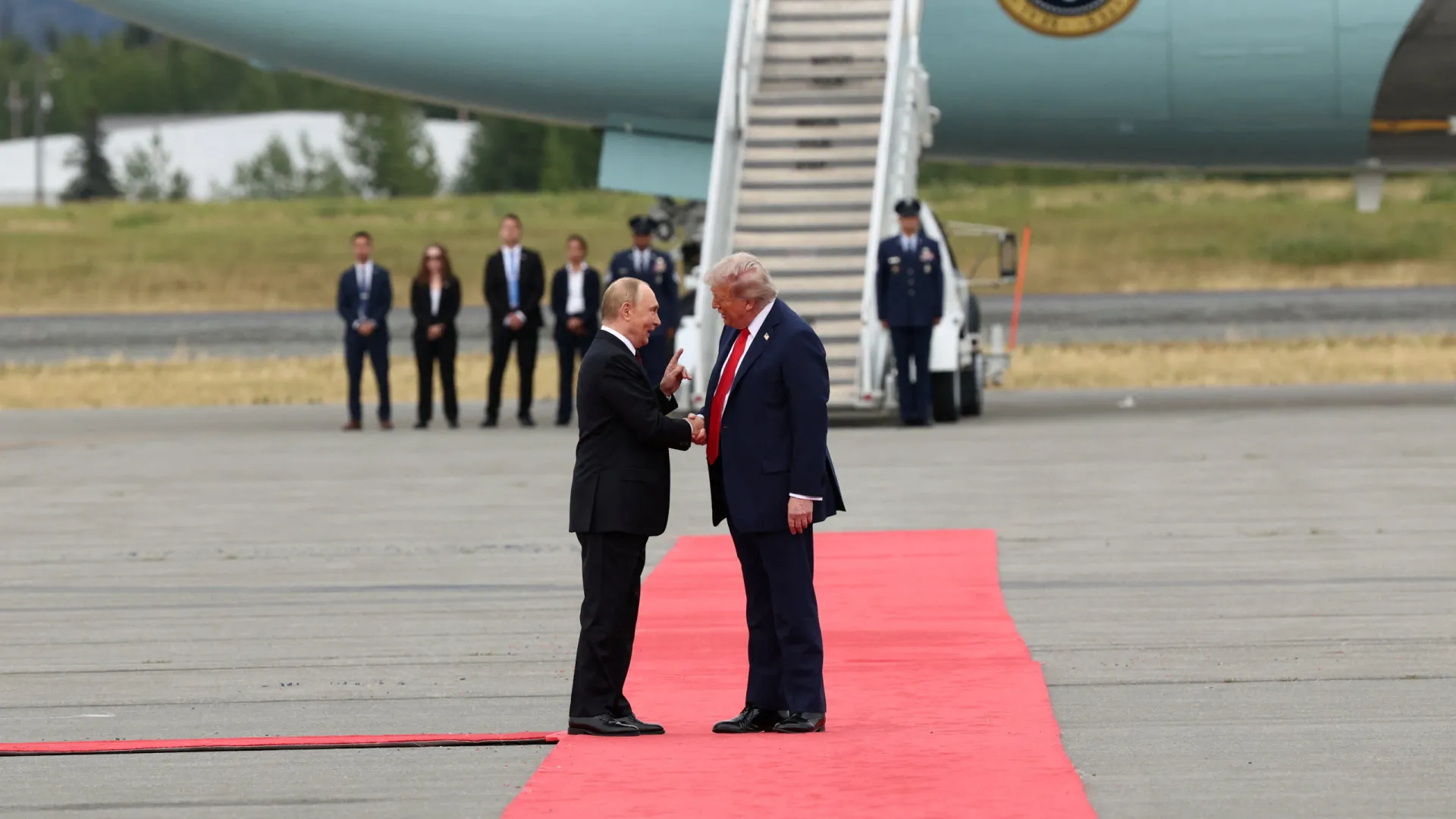 Putin e Trump já estão no Alasca. Encontro começou com aperto de mãos