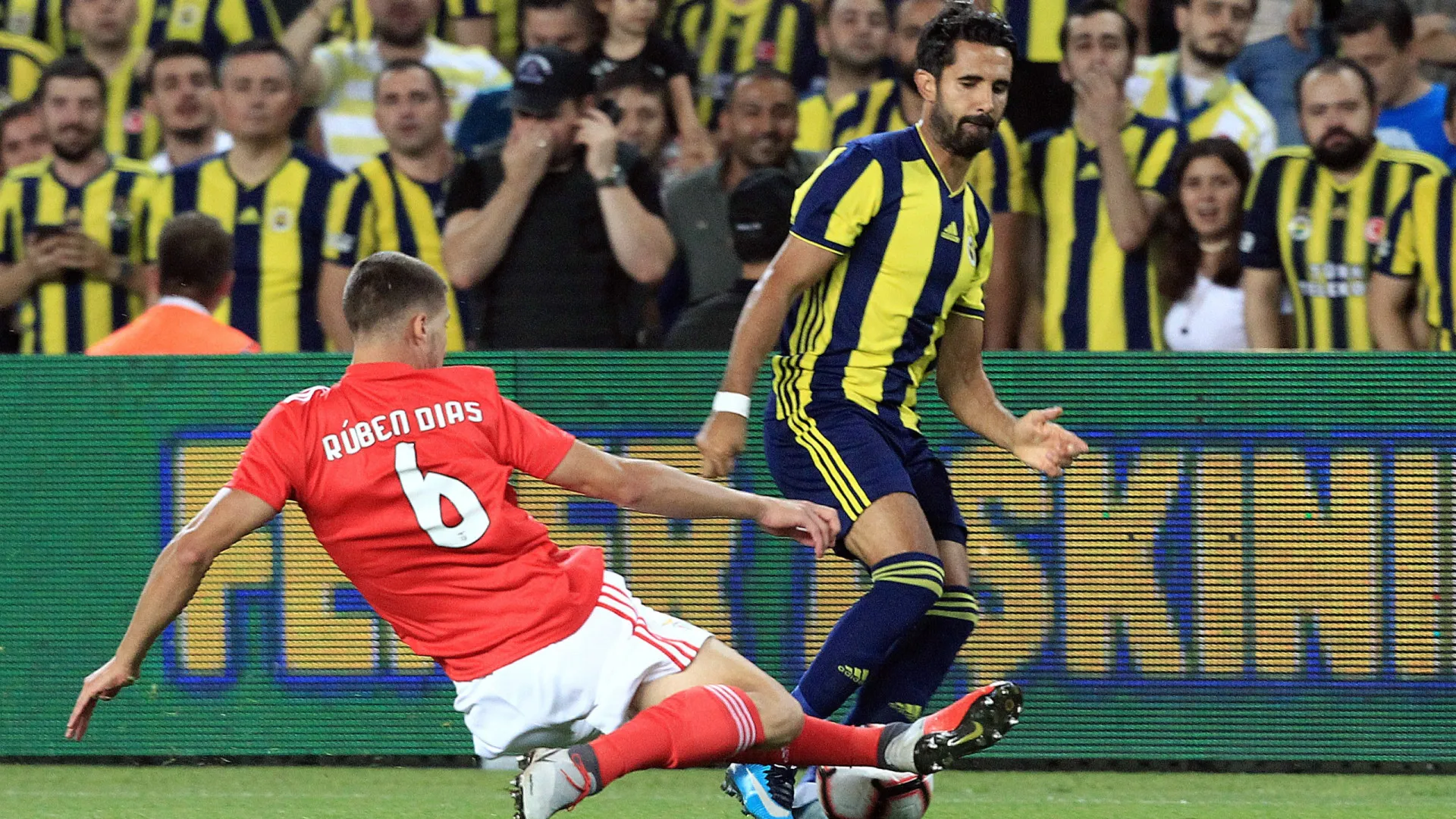 Ainda se lembra do último Fenerbahçe-Benfica? Já não há 'resistentes'