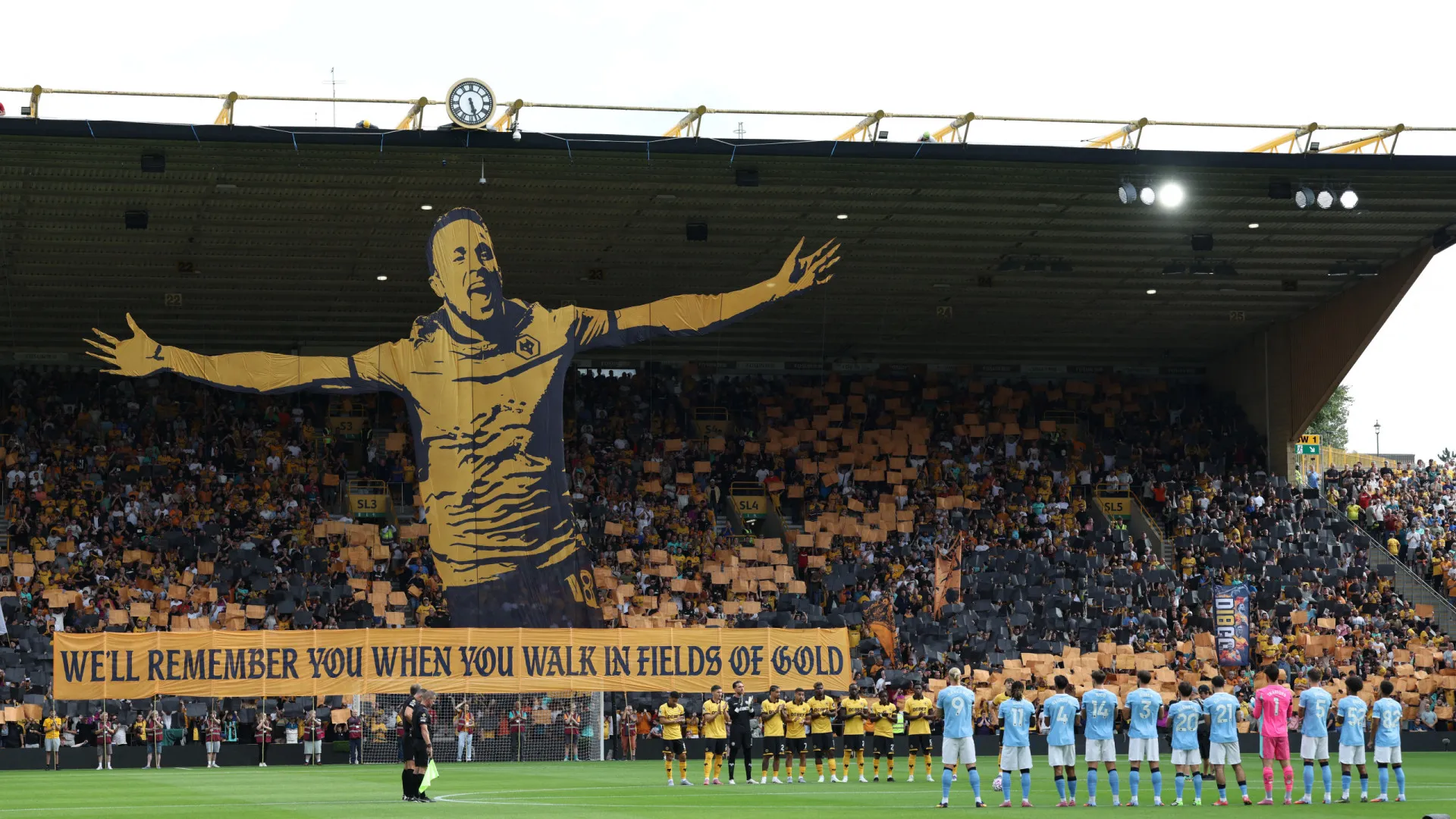 De ir às lágrimas. Molineux faz homenagem a Diogo Jota no Wolves-City