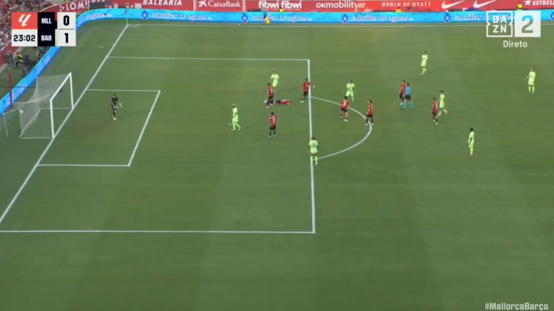 Ferran Torres aumentou a vantagem para o Barcelona com este golo polémico