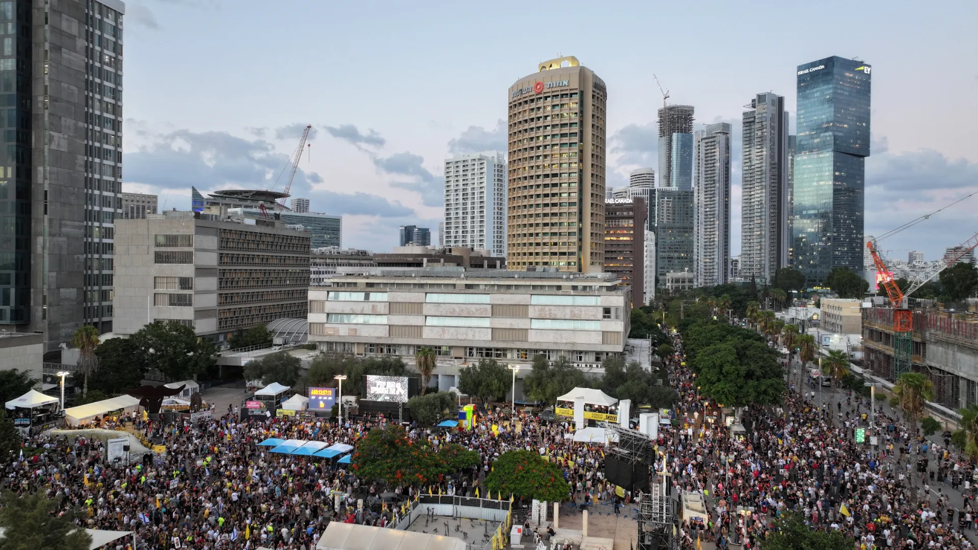 
                    Reino Unido retira pessoal diplomático de Telavive
                