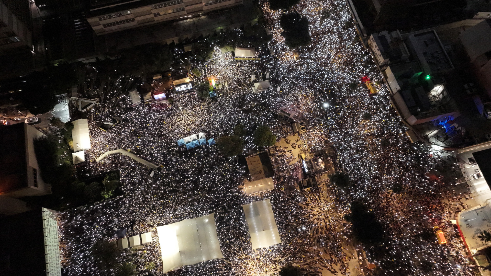Centenas de milhares de israelitas exigem acordo para libertar reféns