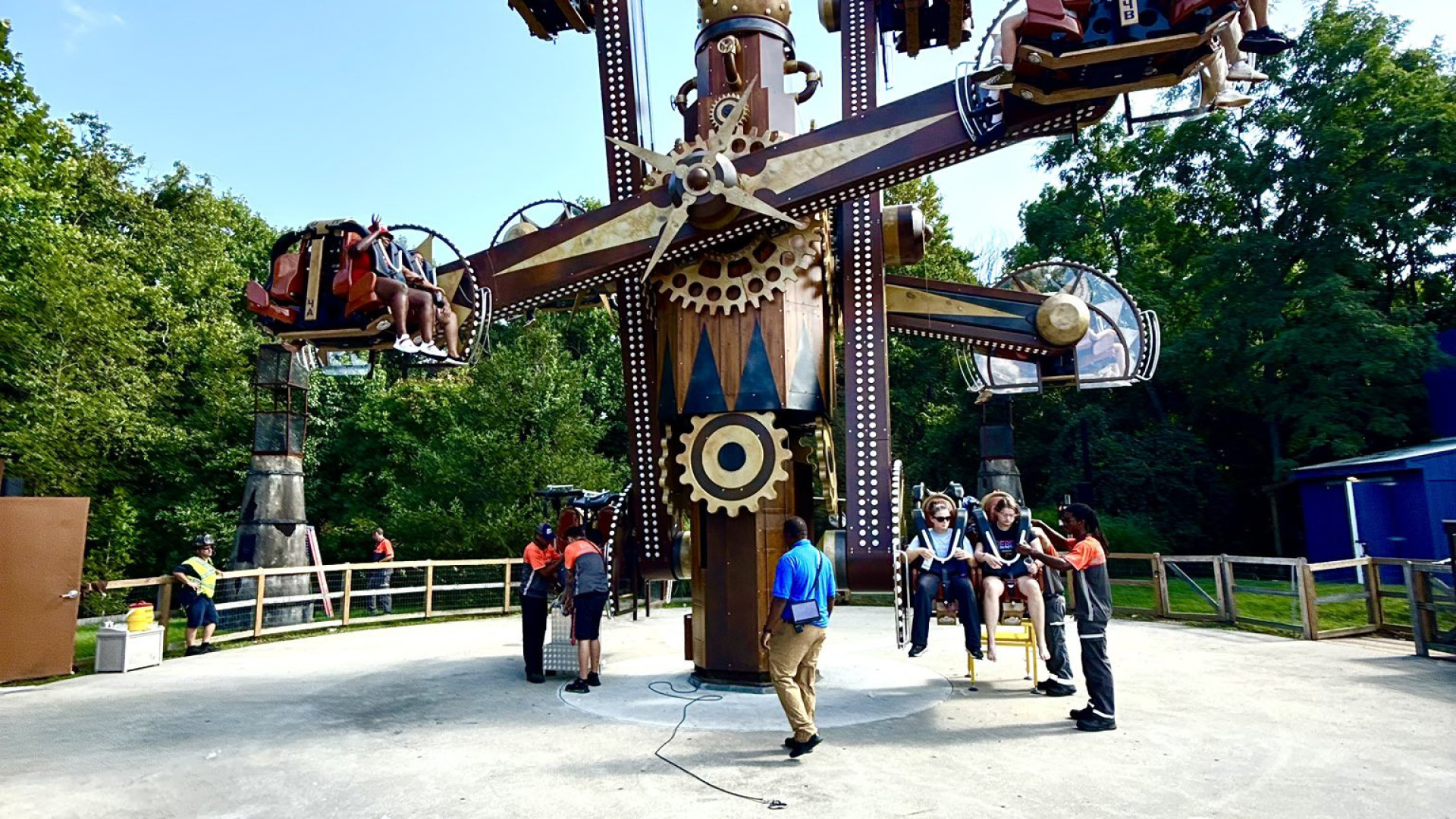 Dezenas de pessoas ficam presas em diversão nos EUA. Ninguém ficou ferido