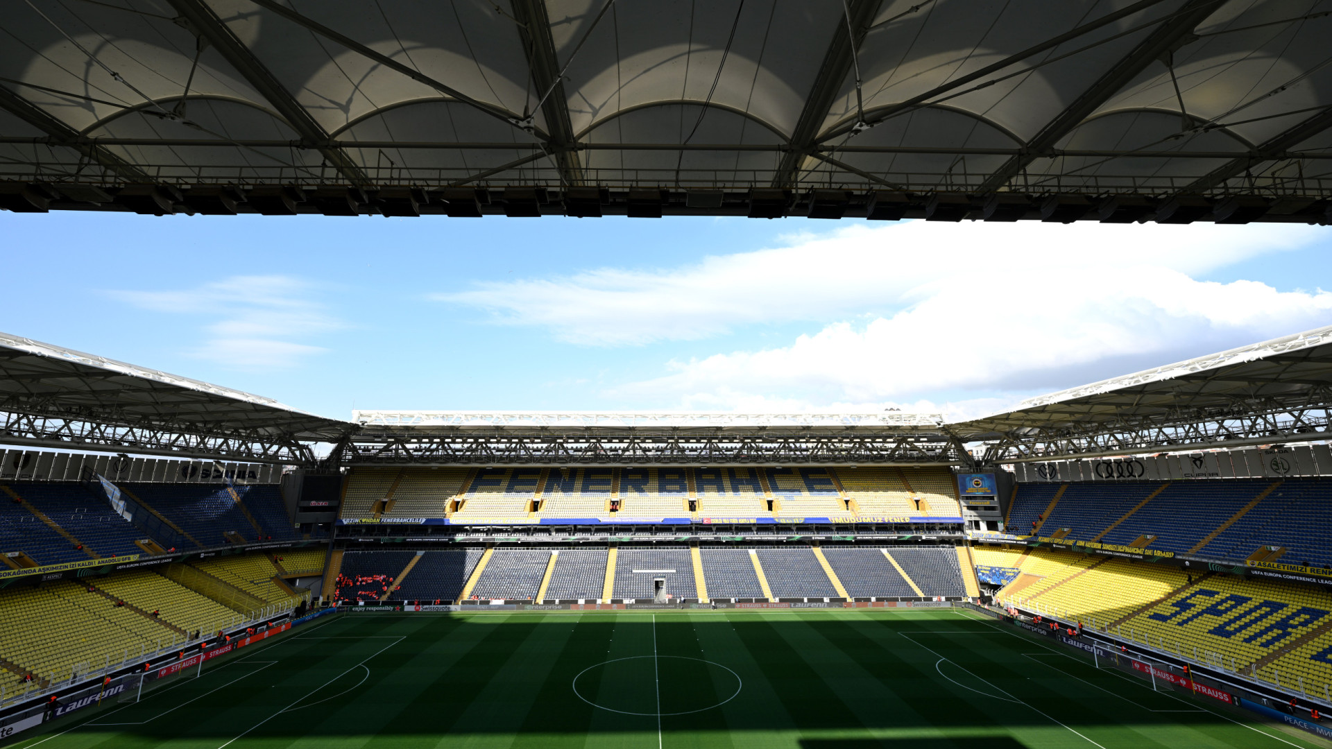 Fenerbahçe-Benfica: 'Inferno' de Istambul separa as águias dos milhões