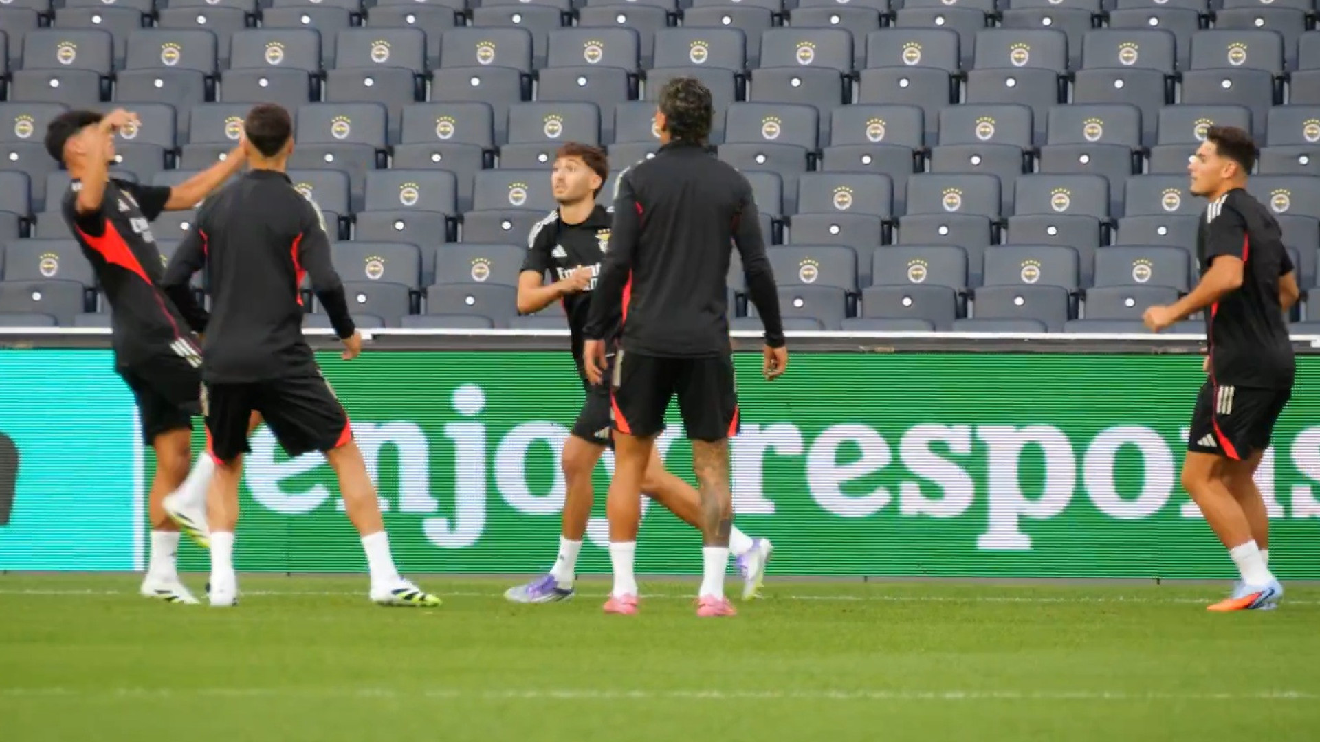 Benfica a 'todo o gás' antes de defrontar o Fenerbahçe em Istambul