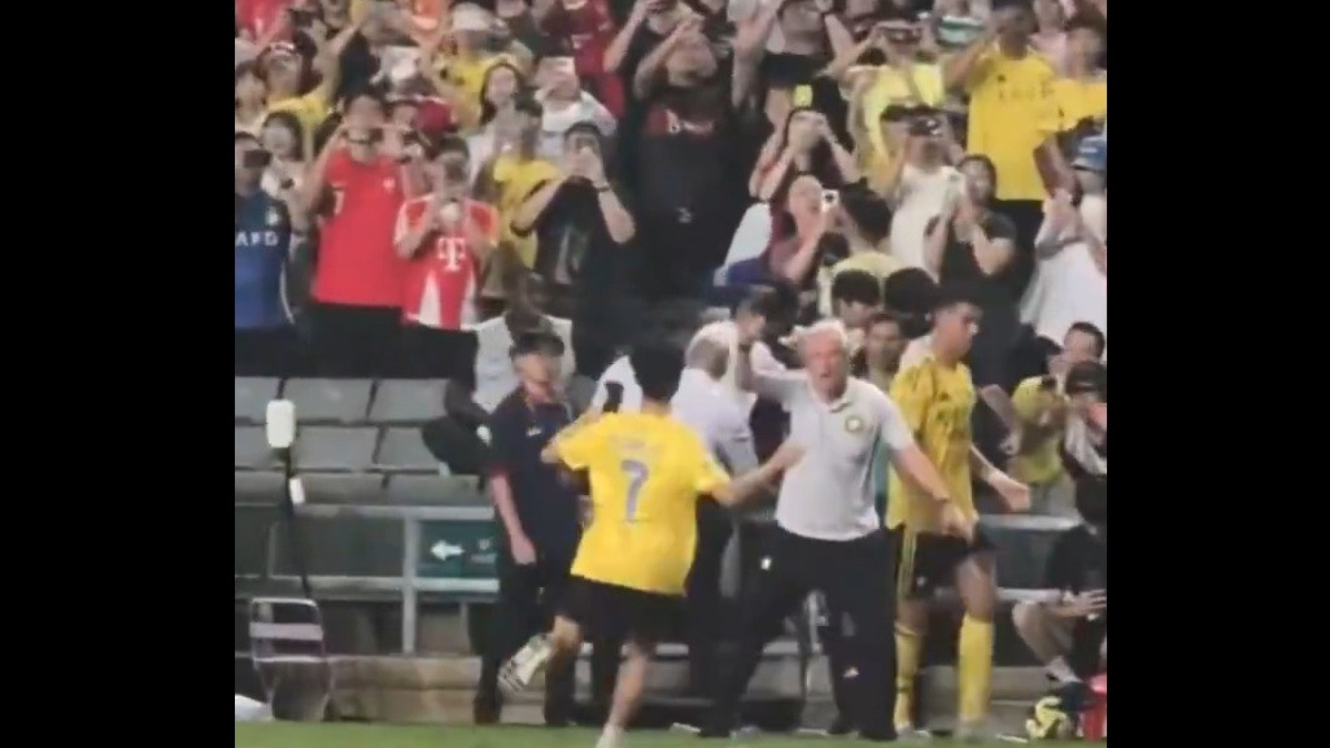 Criança invadiu campo para conhecer Cristiano Ronaldo. Jesus reagiu assim