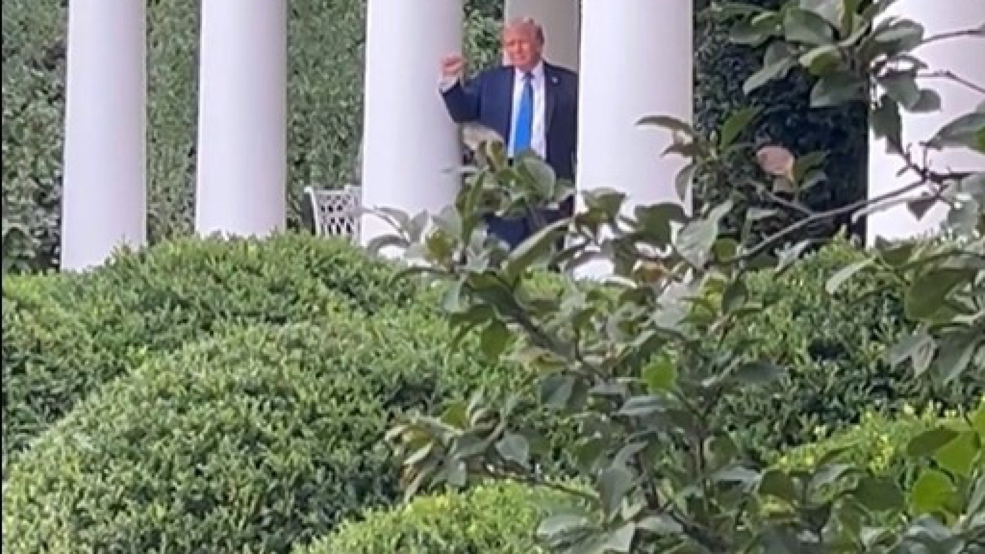 Trump 'veste' pele de DJ e faz ecoar música pela Casa Branca. Ora veja