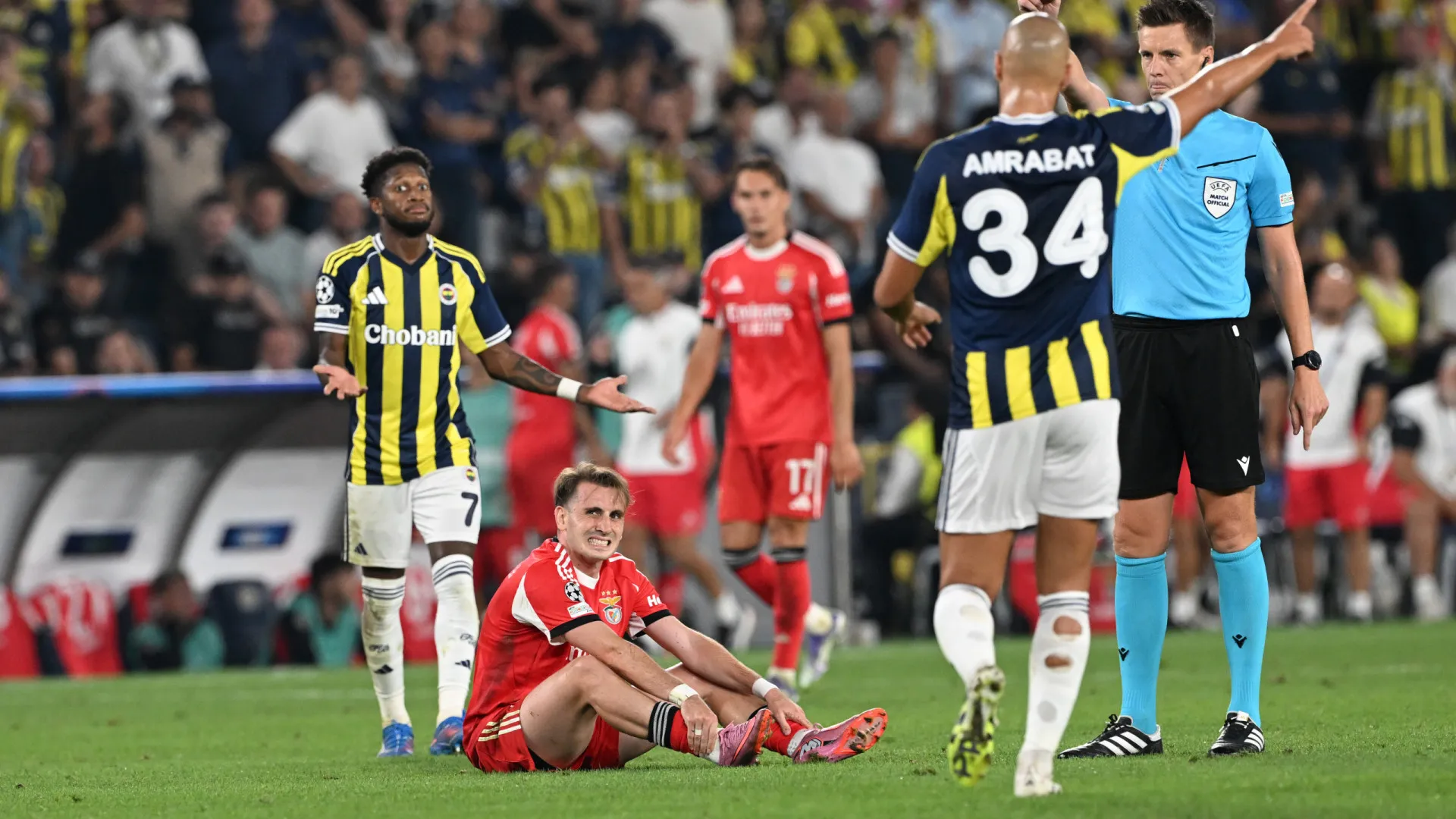 Adeptos do Fenerbahçe assobiaram Akturkoglu e Mourinho teve este gesto