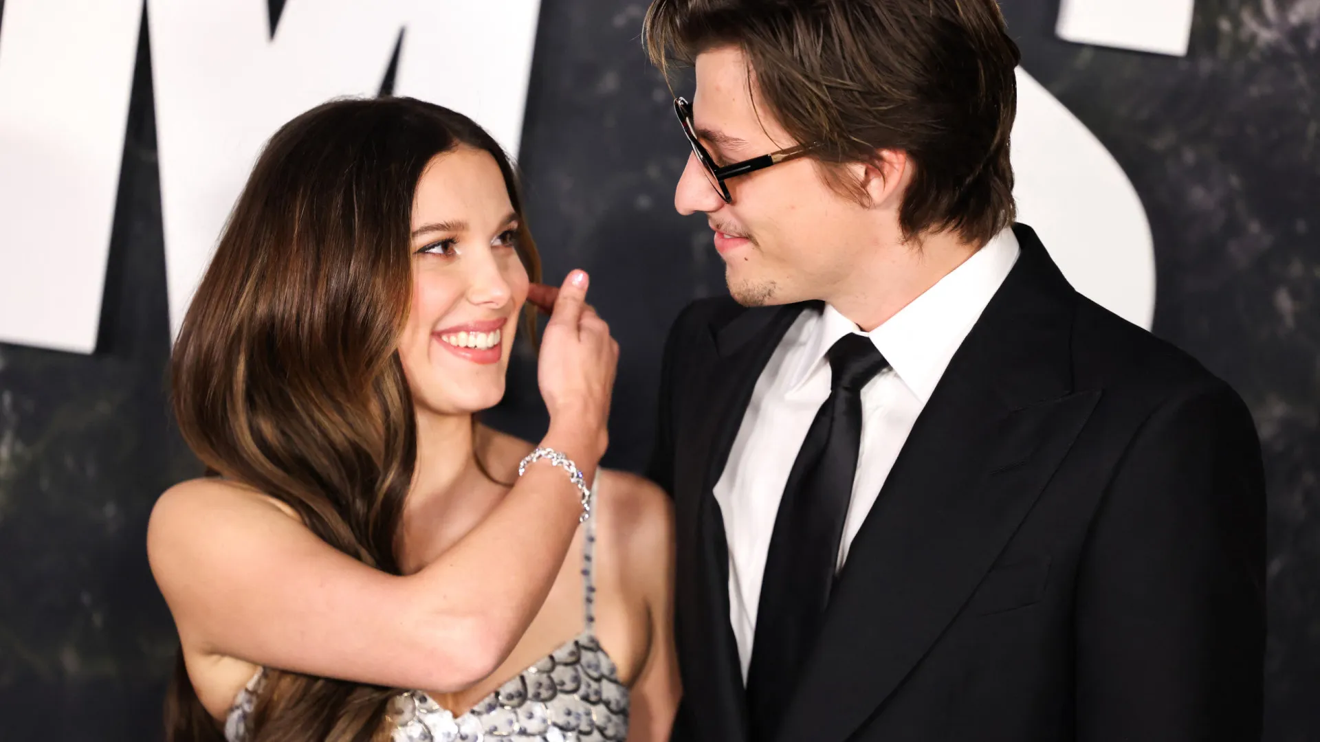 A relação de Millie Bobby Brown e Jake Bongiovi até a adoção da filha