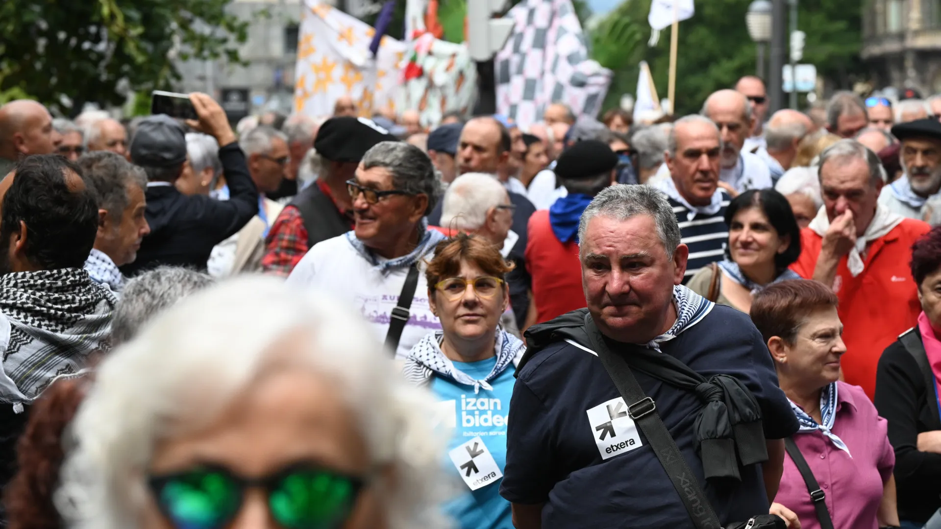 
                    Um milhar de pessoas em manifestação em Bilbau de apoio a presos da ETA
                