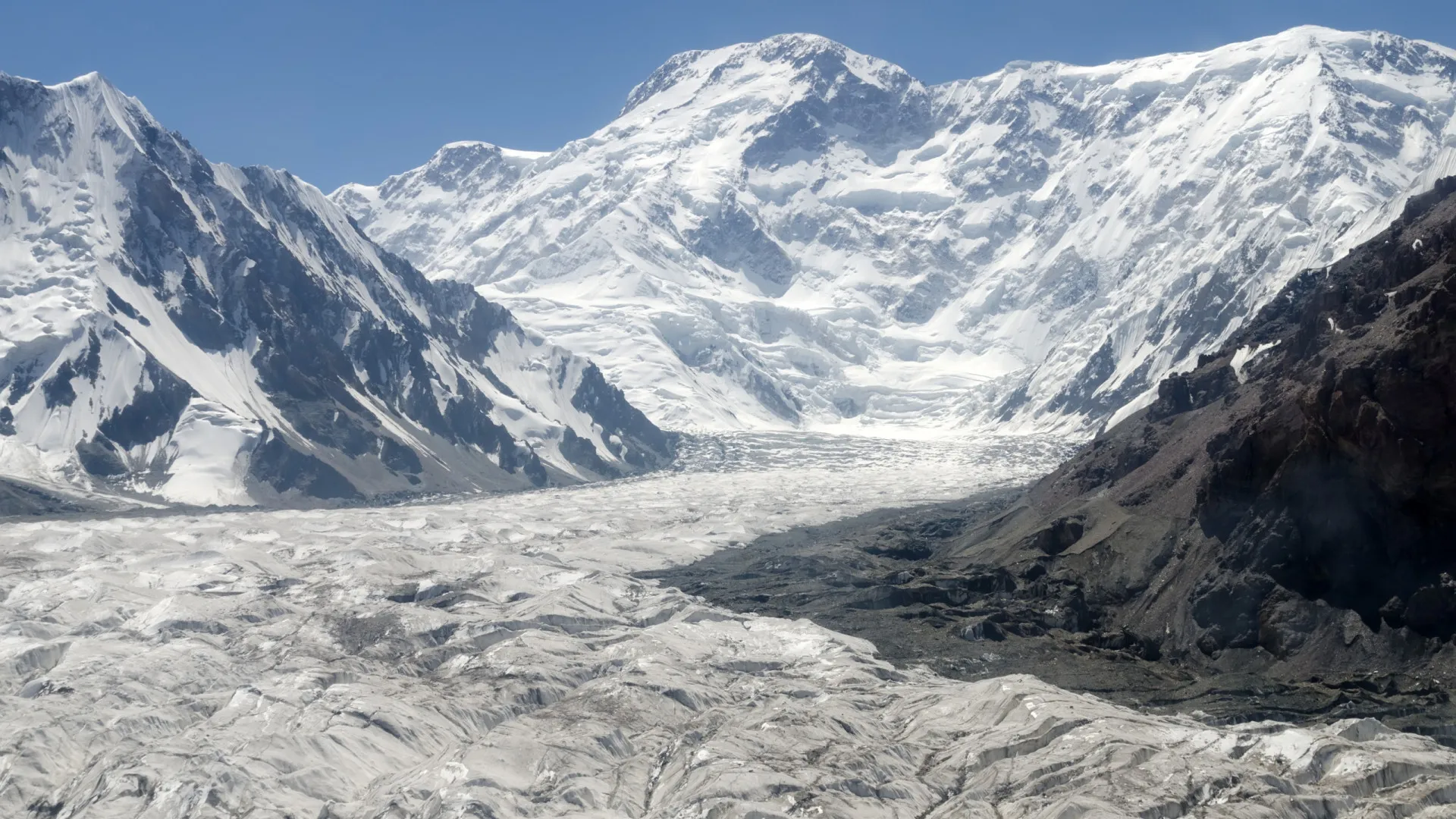 
                    Alpinista italiano morre a tentar ajudar amiga presa a 7.000m de altitude
                