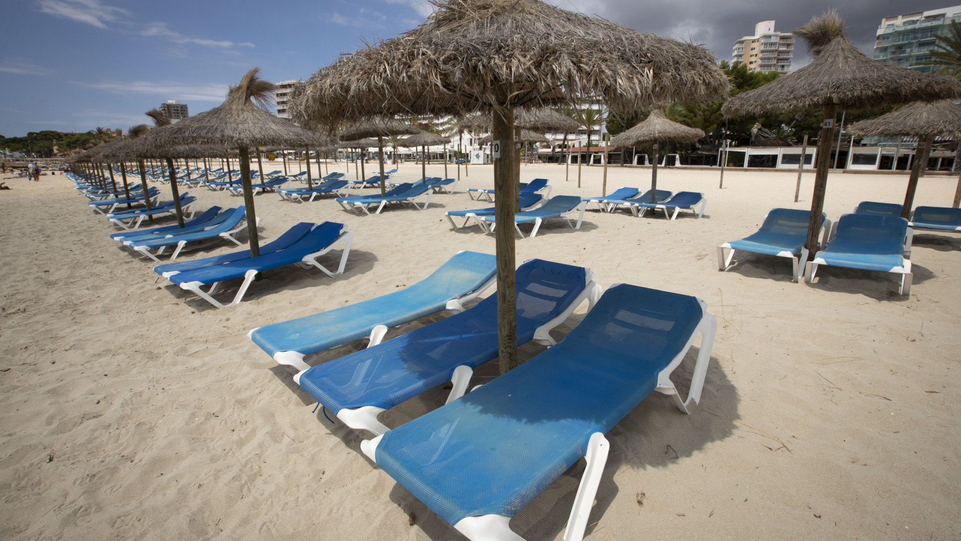 Britânicos cercam jovem em praia em Maiorca. Acusavam-no de roubo