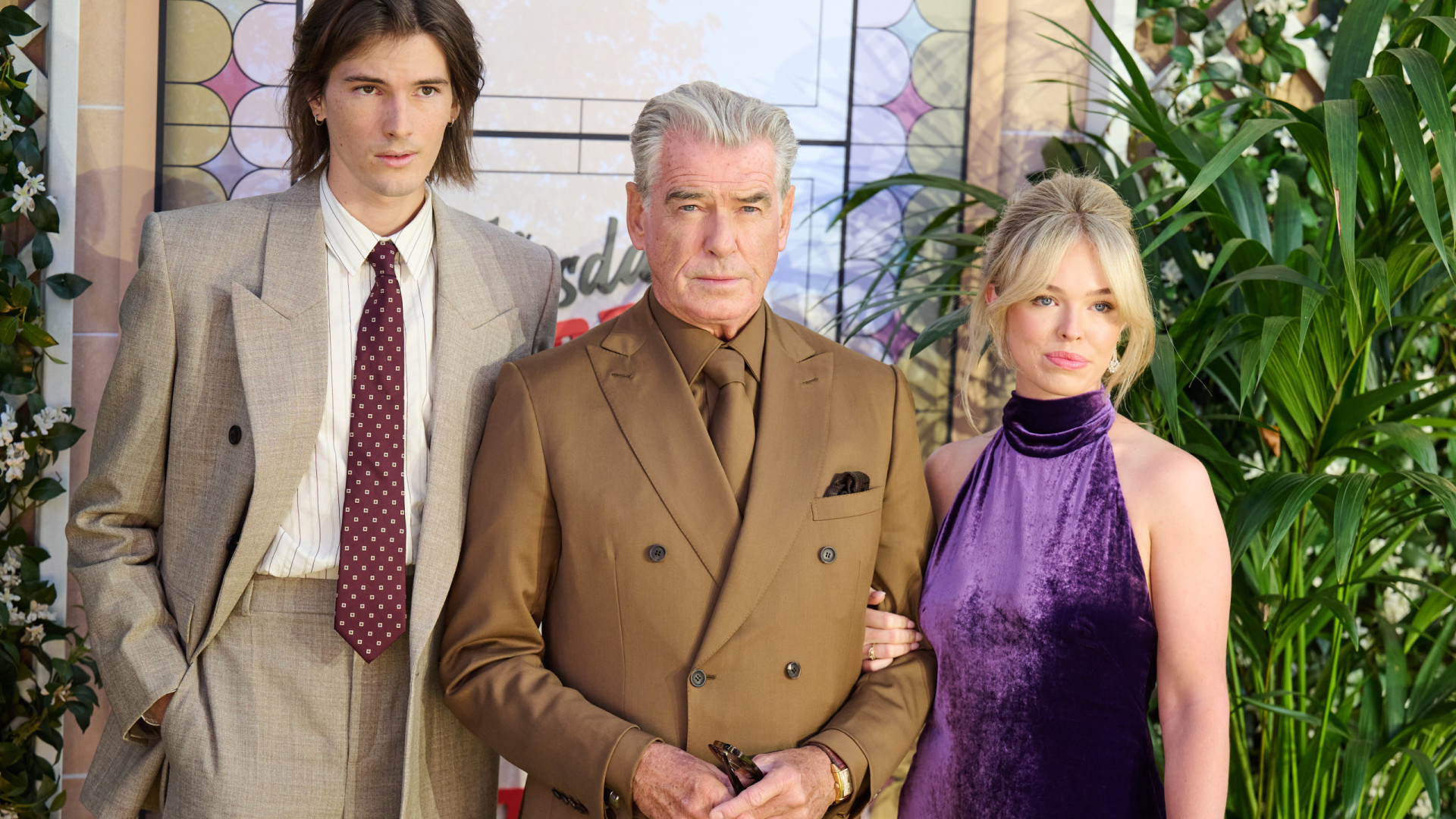 Pierce Brosnan em raro momento com o filho e a neta numa 'red carpet' 