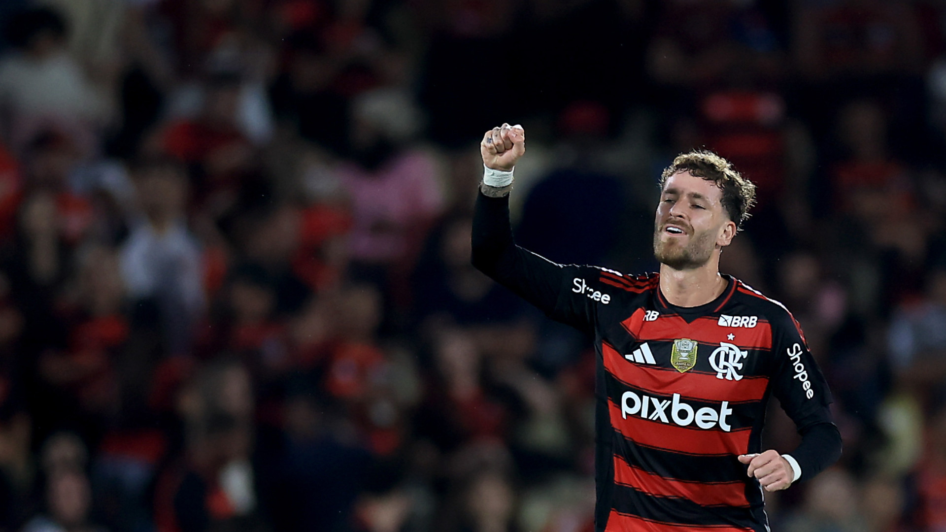 Brasileiros colocam FC Porto numa luta a três por central do Flamengo