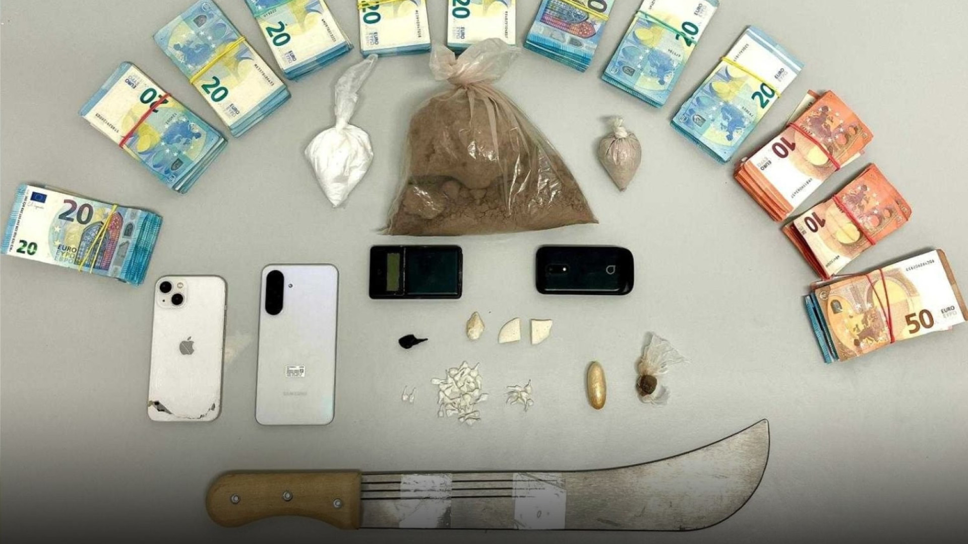 Mãe e filho detidos em Faro por tráfico droga. Ela 'assumiu culpa'
