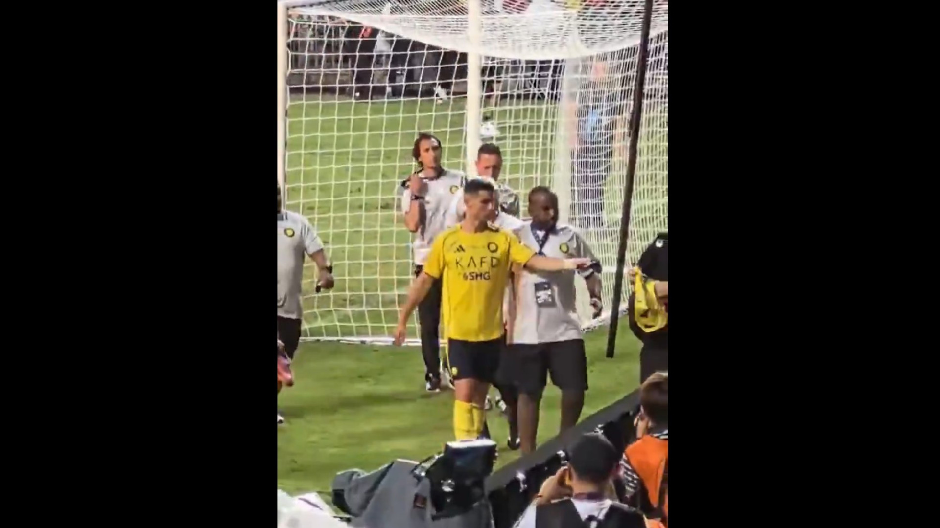 Generosidade ou desprezo? Cristiano Ronaldo 'despacha' medalha de vencido