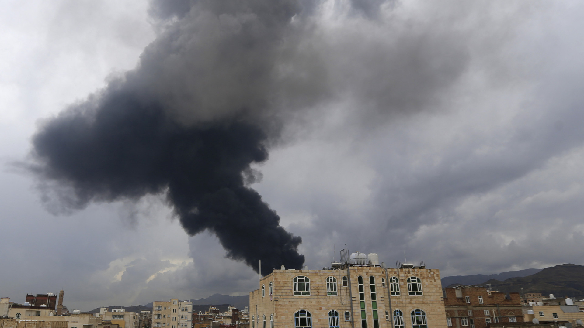 Israel lança uma série de ataques aéreos contra a capital do Iémen
