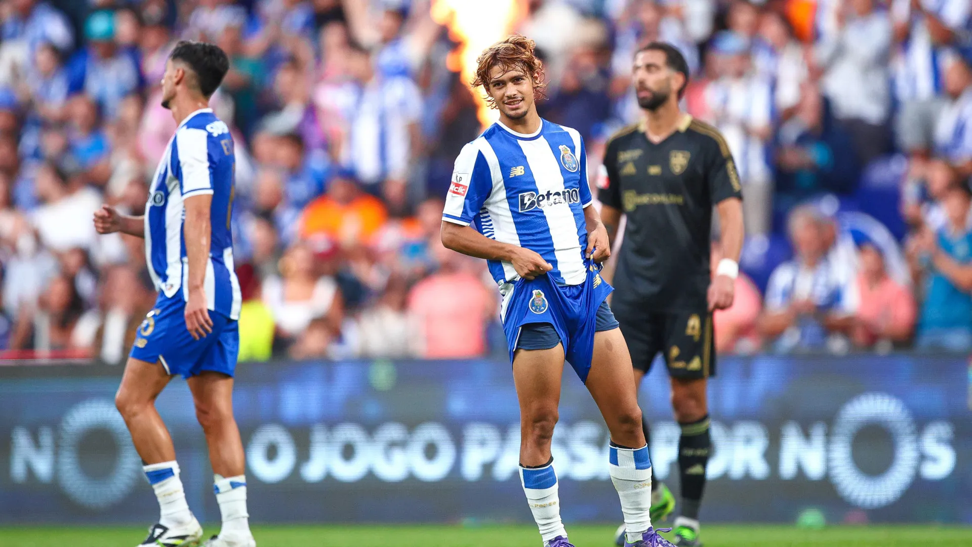 
                    AVB resiste no FC Porto e Rodrigo Mora cria divisão na Arábia Saudita
                