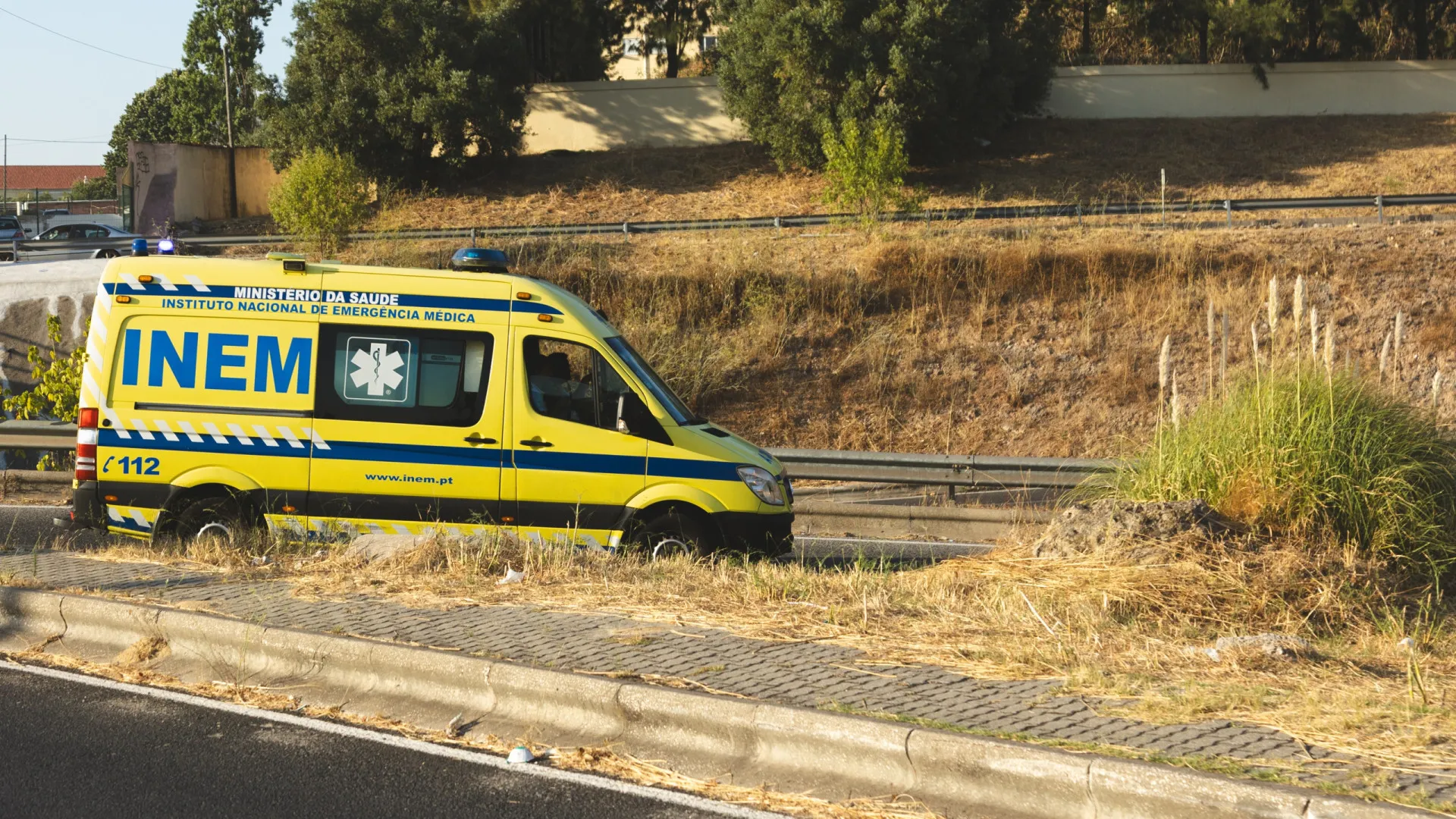 
                    Trabalhador morre a limpar com máquina bermas da EN247 na Lourinhã
                
