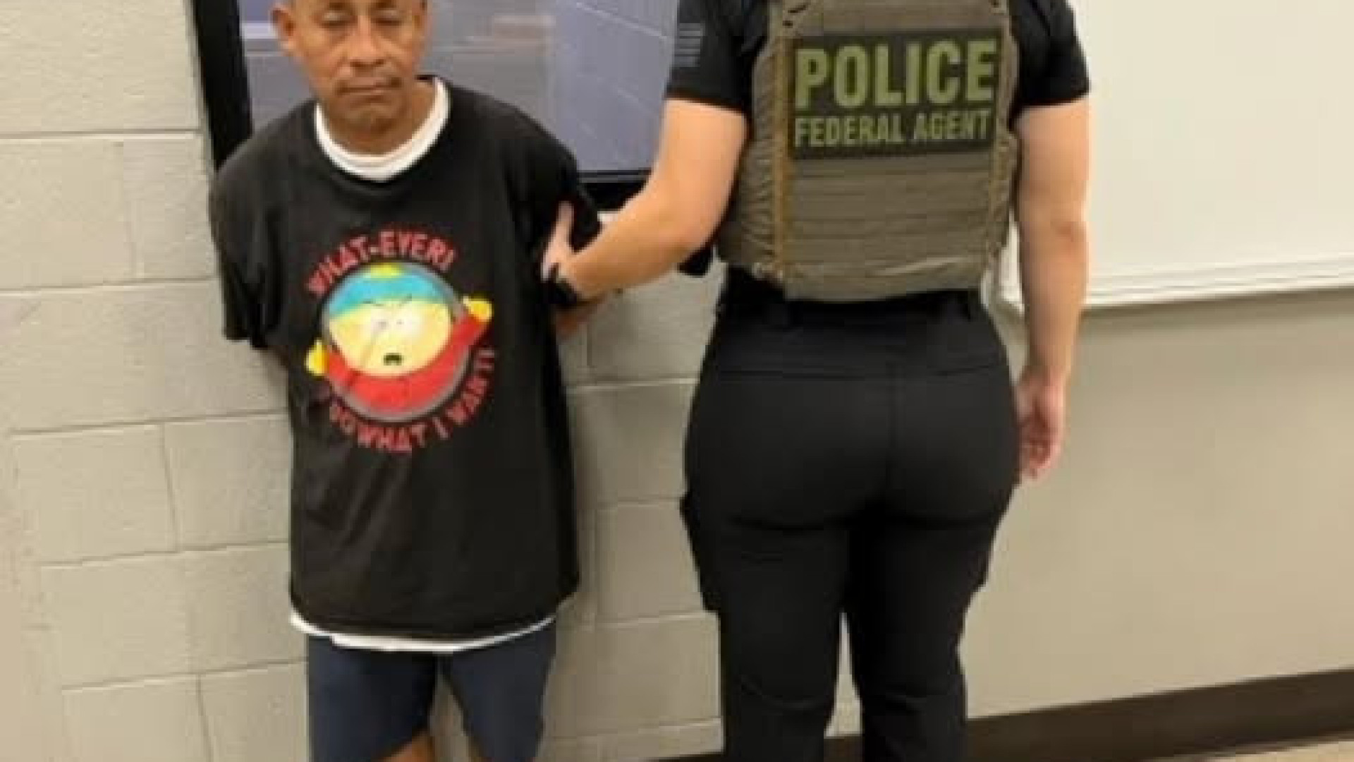 Esta foto da detenção de um imigrante viralizou... por motivo inesperado