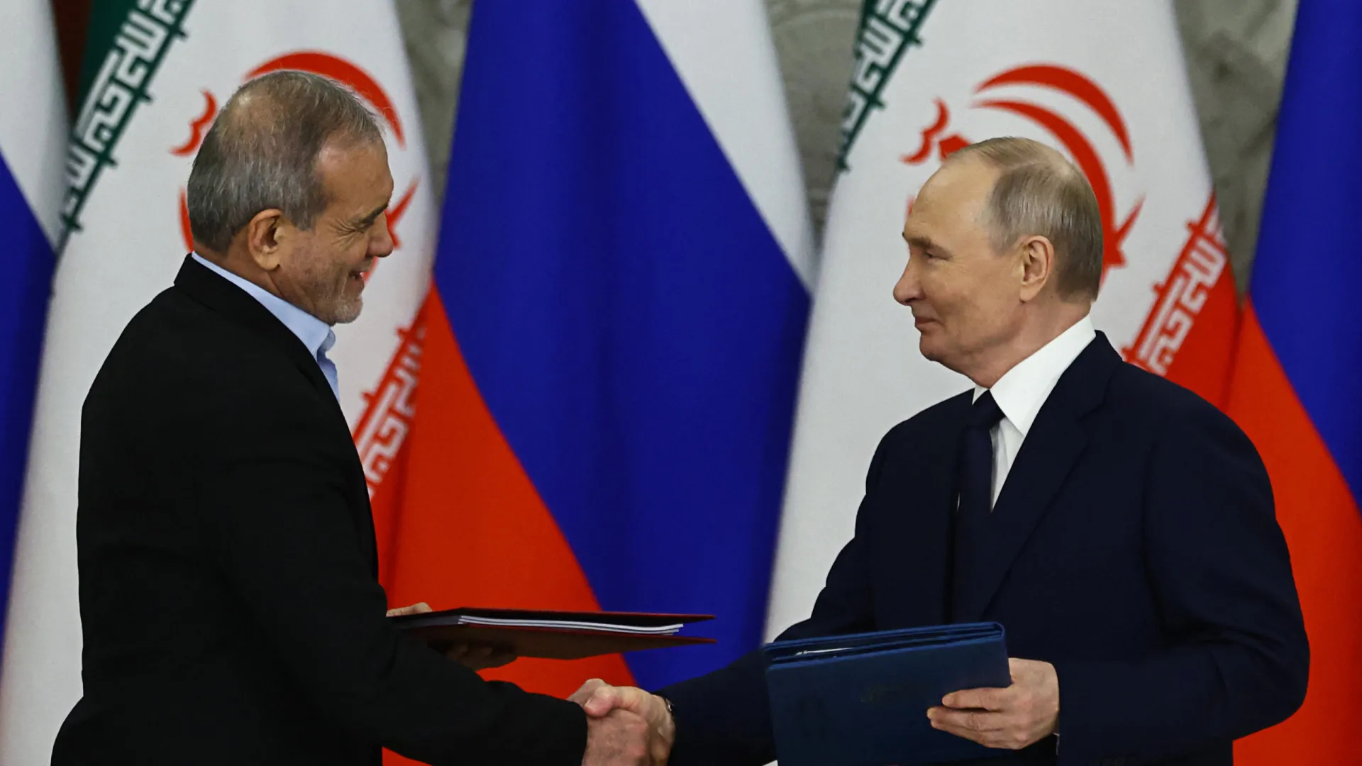 
                    Rússia e Irão discutem guerra na Ucrânia e programa nuclear iraniano
                