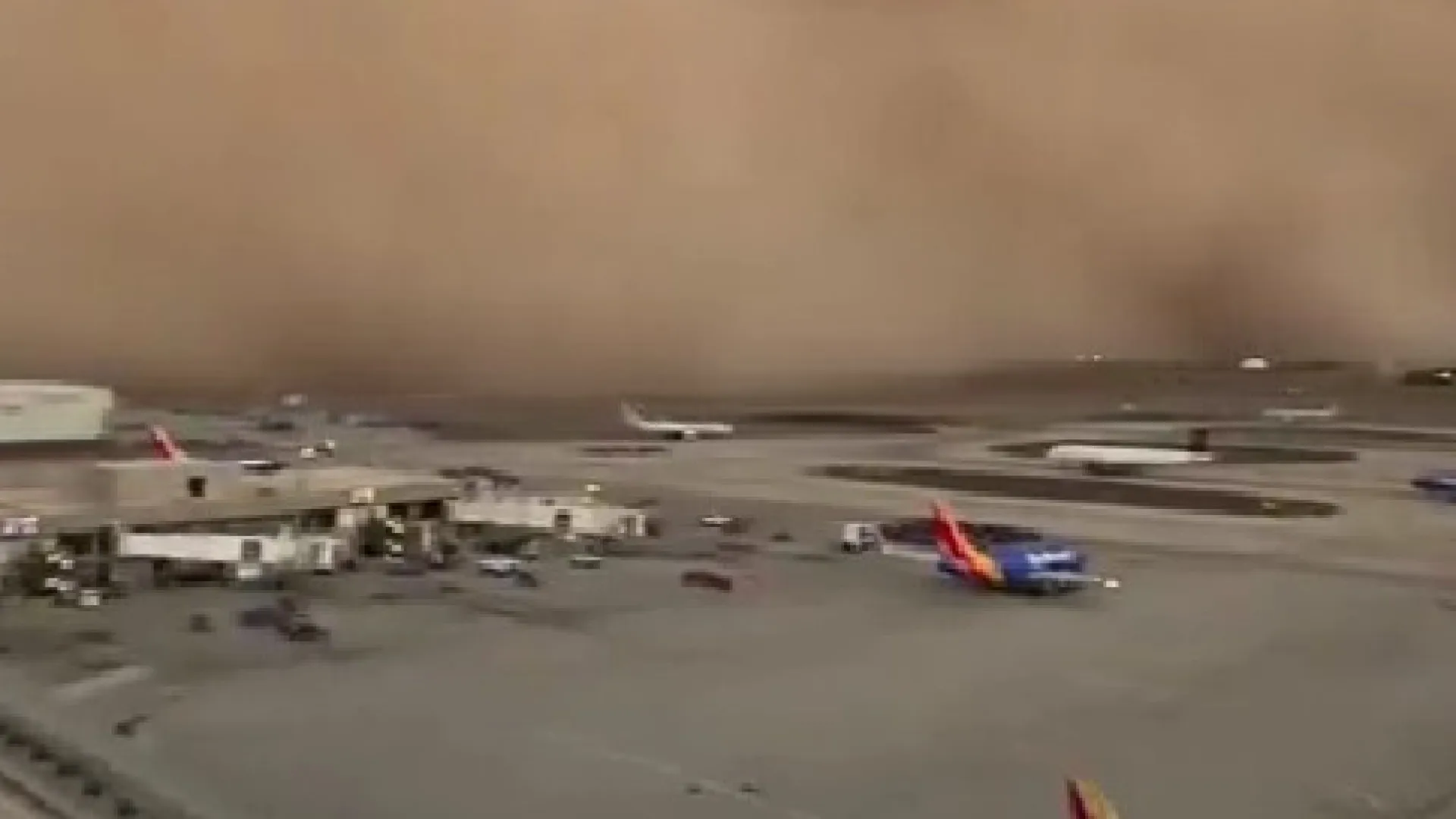 
                    Tempestade de areia intensa deixa Phoenix 