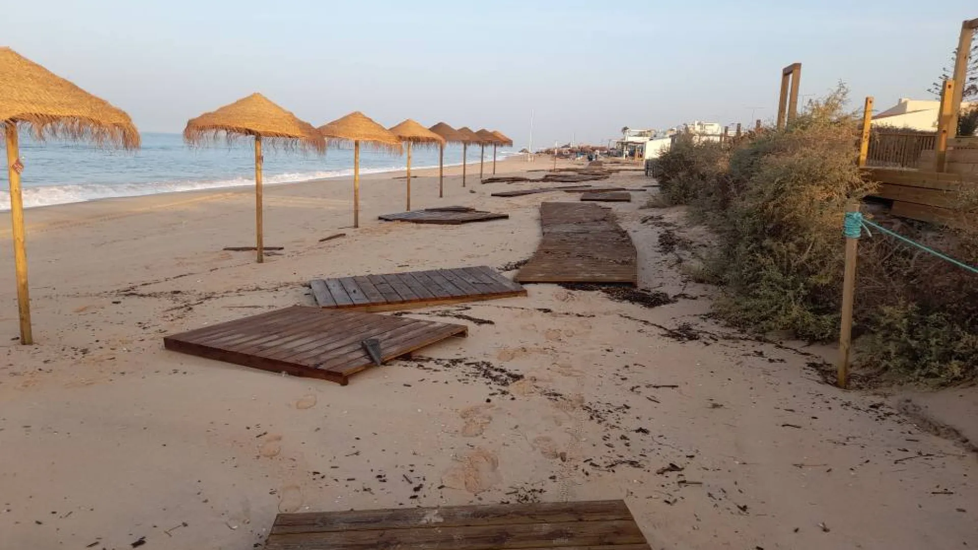 Passadiços na Praia de Faro destruídos pelas ondas. Veja