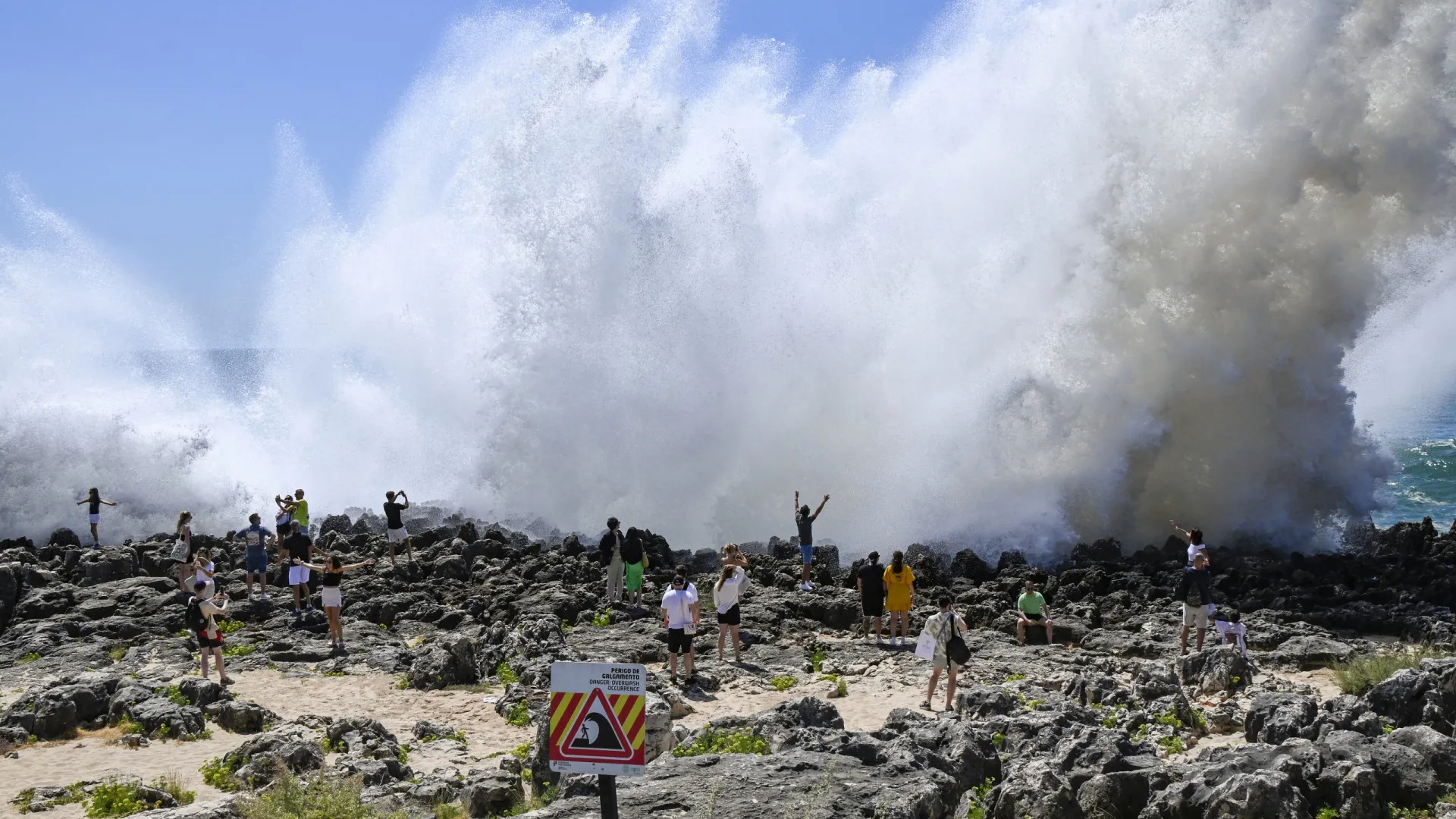 Turistas enfrentam agitação marítima pela melhor foto na Boca do Inferno
