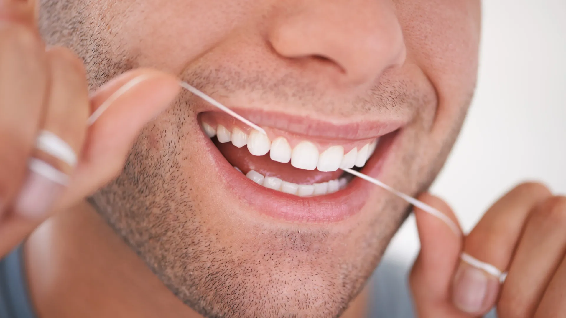 
                    Veja o que acontece aos seus dentes quando usa fio dentário todos dias
                