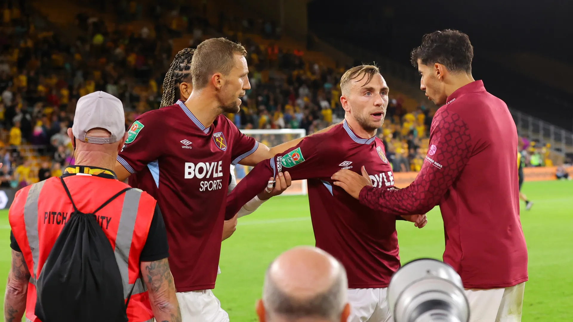 
                    Capitão do West Ham 'pega-se' com os próprios adeptos após nova derrota
                