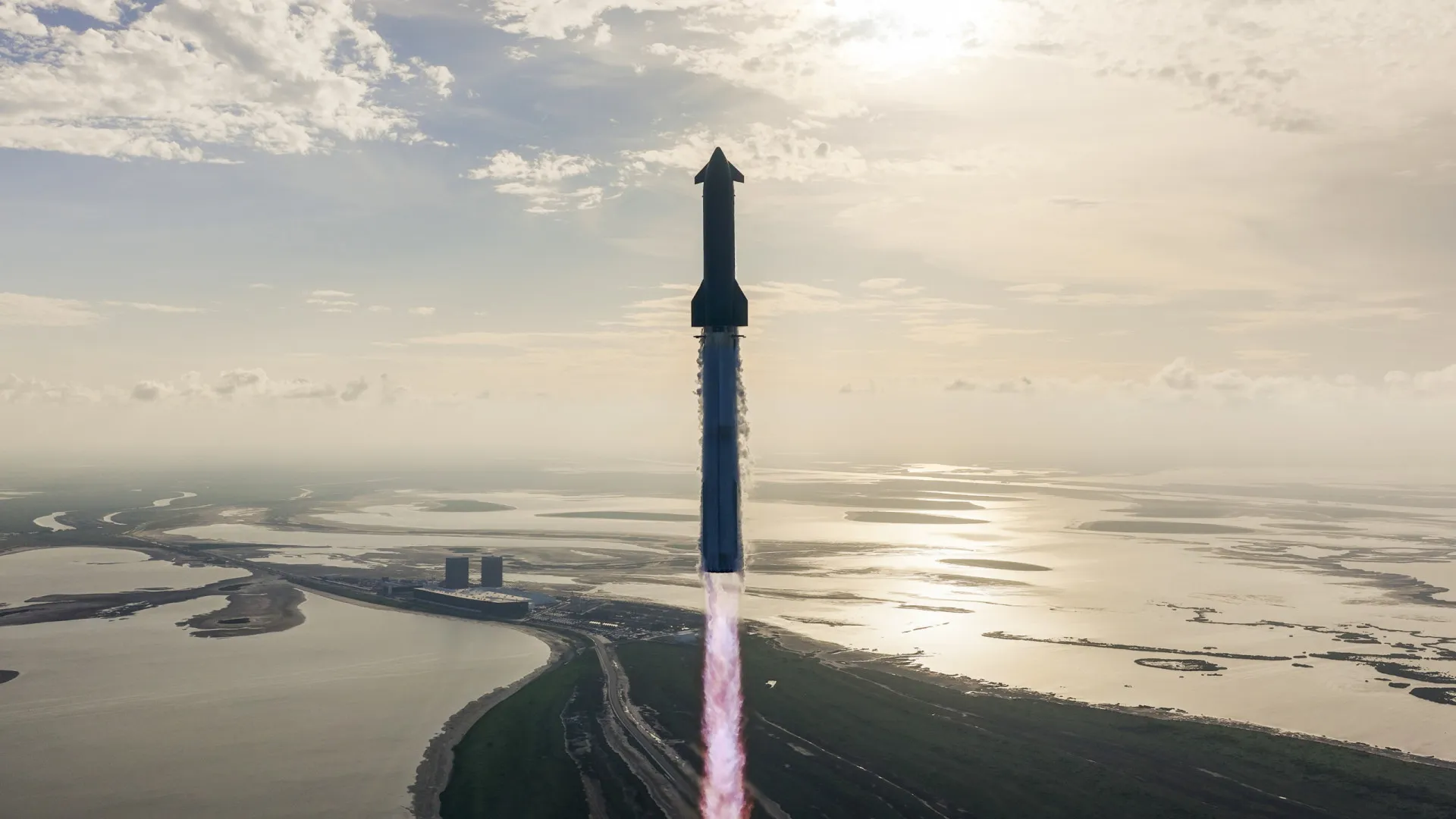 
                    Após três falhas, SpaceX completou 10.º lançamento de teste do Starship
                