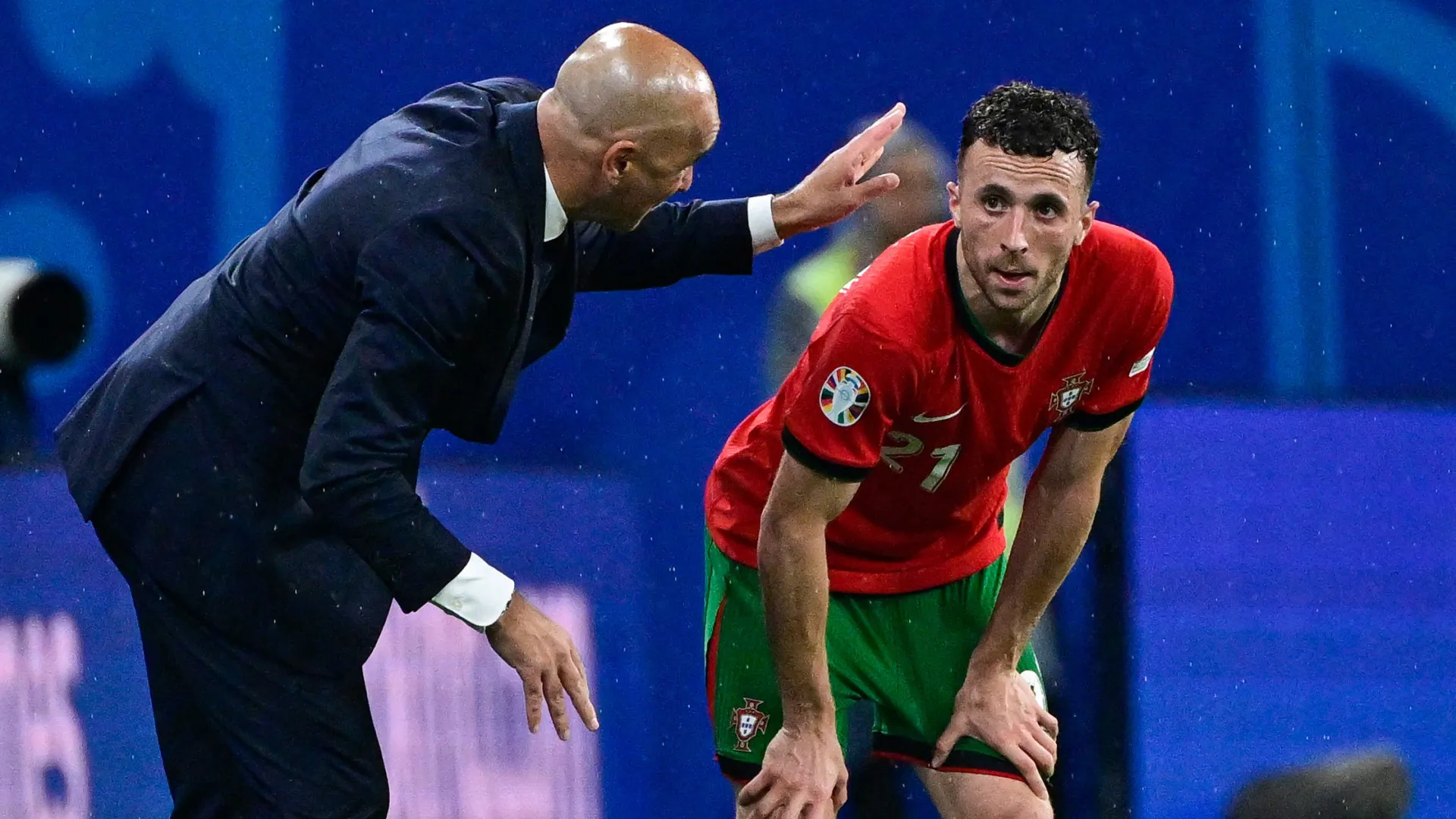 
                    Roberto Martínez revela que camisola 21 de Diogo Jota tem novo dono
                